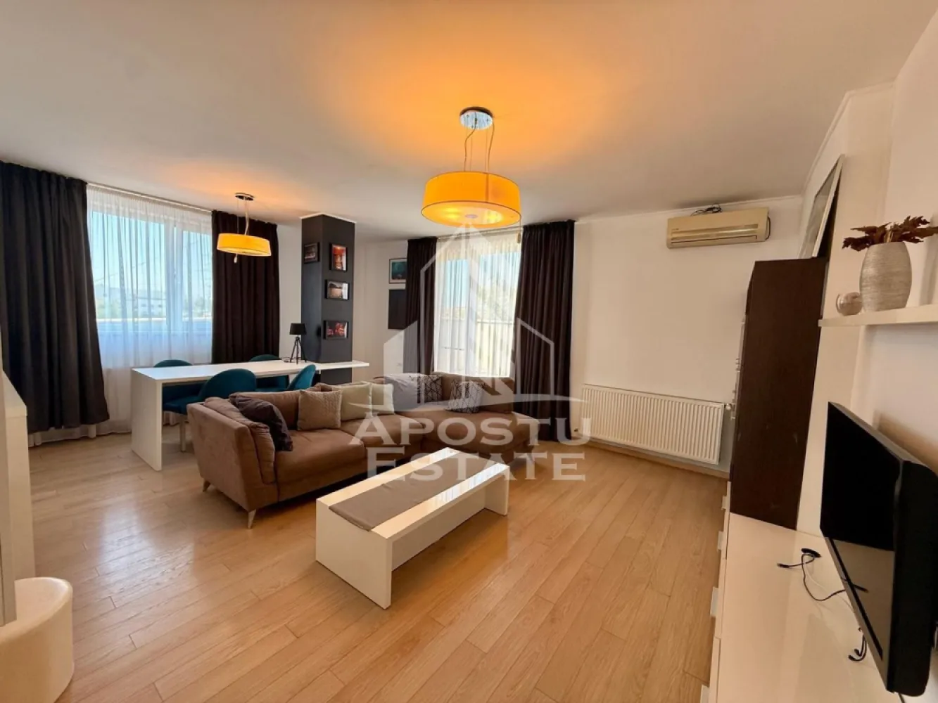Apartament 2 camere de inchiriat, Dumbravita - Agentia imobiliara APOSTU ESTATE va propune spre inchiriere un apartament cu 2 camere, spatios si luminos, situat in zona Dumbravita, o zona linistita si bine pozitionata din Timisoara, potrivit pentru cupluri,familii, sau studenti care isi doresc o locuinta unde sa se simta confortabil si cu acces facil catre scoli, statii de autobuz, supermarketuri , magazine de zona, parcuri.

Suprafata utila: 71 mp

Compartimentare eficienta:
-Hol de acces generos
-Bucatarie complet mobilata si utilata, cu loc de luat masa
-Living luminos si spatios
-Dormitor mobilat si utilat
-Baie prevazuta cu cada
-Doua terase

Confort si facilitati:
-Incalzirea apartamentului: centrala proprie
-Incalzirea prin calorifere
-Apartamentul este complet mobilat si utilat
-Se accepta animale de companie de catre proprietar
-Se accepta fumatori

Localizare:
-Timis,Timisoara, zona Dumbravita – acces facil spre magazine, supermarketuri, scoli, parcuri si mijloace de transport in comun.

Ideal pentru:
-Familii
-Cupluri
-Studenti

Disponibilitate: imediata
Pret chirie lunara: 700
Se percep 2 garantii
Programeaza o vizionare pentru a-ti putea imagina viitorul aici!
ID intern: CP3227906