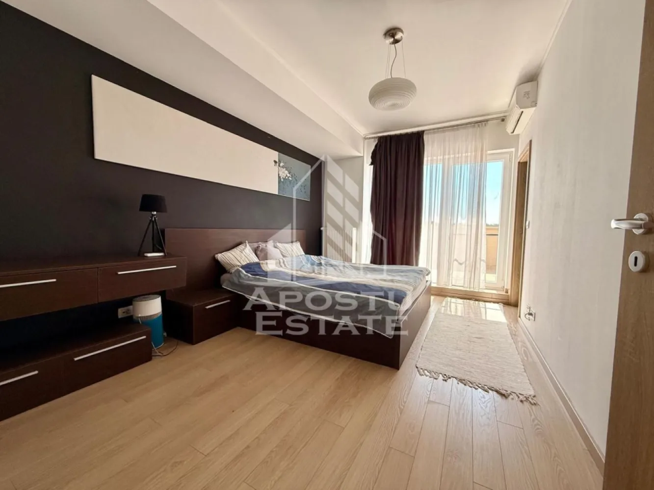 Apartament 2 camere de inchiriat, Dumbravita - Agentia imobiliara APOSTU ESTATE va propune spre inchiriere un apartament cu 2 camere, spatios si luminos, situat in zona Dumbravita, o zona linistita si bine pozitionata din Timisoara, potrivit pentru cupluri,familii, sau studenti care isi doresc o locuinta unde sa se simta confortabil si cu acces facil catre scoli, statii de autobuz, supermarketuri , magazine de zona, parcuri.

Suprafata utila: 71 mp

Compartimentare eficienta:
-Hol de acces generos
-Bucatarie complet mobilata si utilata, cu loc de luat masa
-Living luminos si spatios
-Dormitor mobilat si utilat
-Baie prevazuta cu cada
-Doua terase

Confort si facilitati:
-Incalzirea apartamentului: centrala proprie
-Incalzirea prin calorifere
-Apartamentul este complet mobilat si utilat
-Se accepta animale de companie de catre proprietar
-Se accepta fumatori

Localizare:
-Timis,Timisoara, zona Dumbravita – acces facil spre magazine, supermarketuri, scoli, parcuri si mijloace de transport in comun.

Ideal pentru:
-Familii
-Cupluri
-Studenti

Disponibilitate: imediata
Pret chirie lunara: 700
Se percep 2 garantii
Programeaza o vizionare pentru a-ti putea imagina viitorul aici!
ID intern: CP3227906