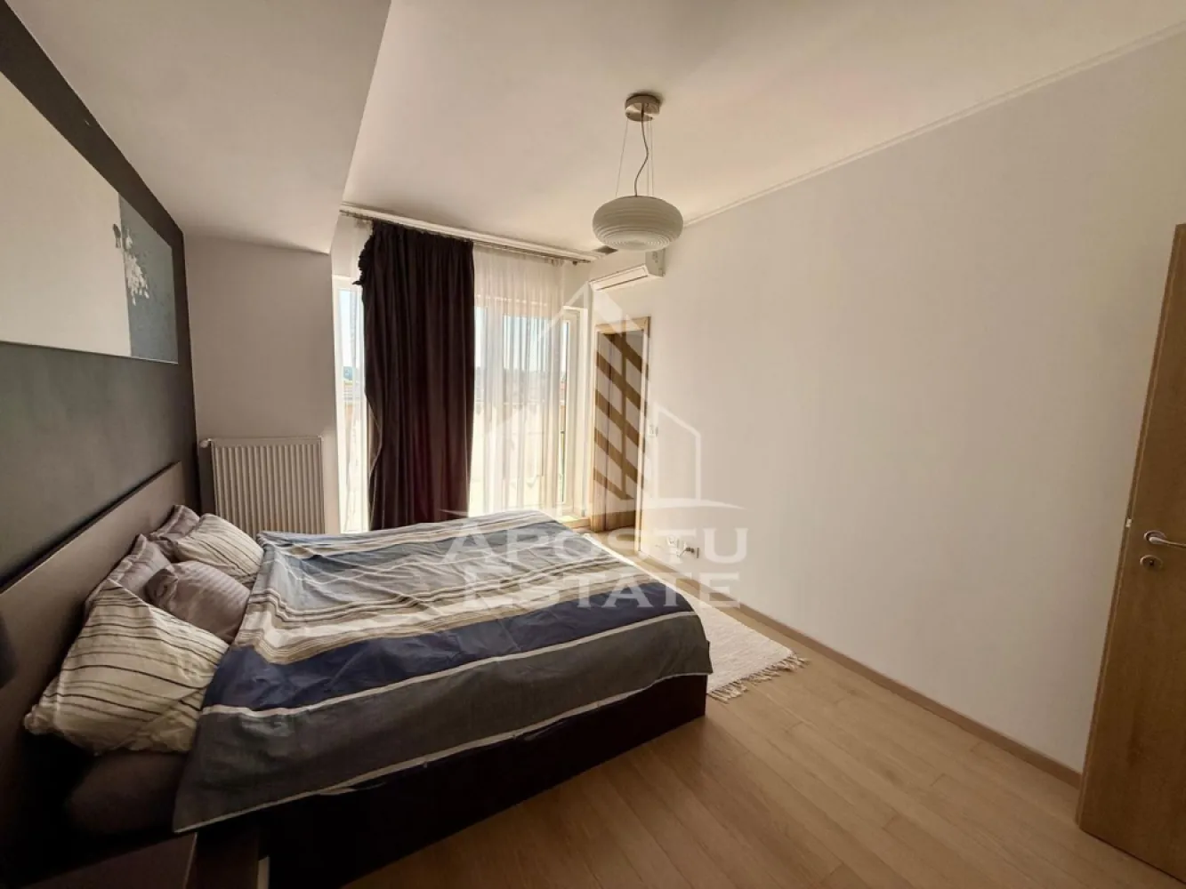 Apartament 2 camere de inchiriat, Dumbravita - Agentia imobiliara APOSTU ESTATE va propune spre inchiriere un apartament cu 2 camere, spatios si luminos, situat in zona Dumbravita, o zona linistita si bine pozitionata din Timisoara, potrivit pentru cupluri,familii, sau studenti care isi doresc o locuinta unde sa se simta confortabil si cu acces facil catre scoli, statii de autobuz, supermarketuri , magazine de zona, parcuri.

Suprafata utila: 71 mp

Compartimentare eficienta:
-Hol de acces generos
-Bucatarie complet mobilata si utilata, cu loc de luat masa
-Living luminos si spatios
-Dormitor mobilat si utilat
-Baie prevazuta cu cada
-Doua terase

Confort si facilitati:
-Incalzirea apartamentului: centrala proprie
-Incalzirea prin calorifere
-Apartamentul este complet mobilat si utilat
-Se accepta animale de companie de catre proprietar
-Se accepta fumatori

Localizare:
-Timis,Timisoara, zona Dumbravita – acces facil spre magazine, supermarketuri, scoli, parcuri si mijloace de transport in comun.

Ideal pentru:
-Familii
-Cupluri
-Studenti

Disponibilitate: imediata
Pret chirie lunara: 700
Se percep 2 garantii
Programeaza o vizionare pentru a-ti putea imagina viitorul aici!
ID intern: CP3227906