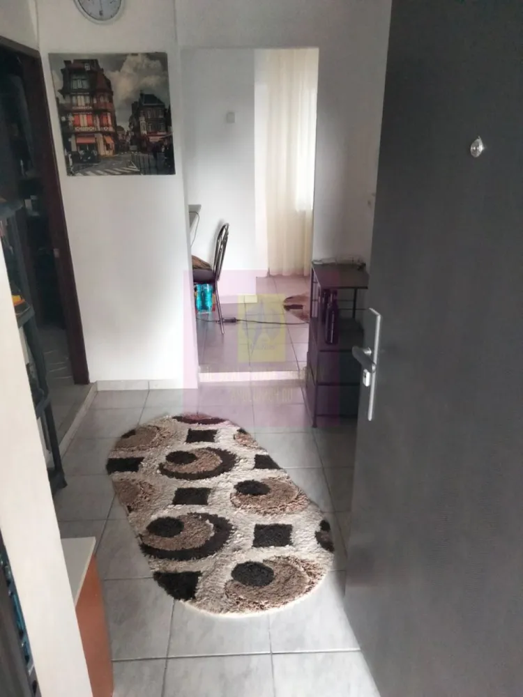Garsoniera Bragadiru central- Anaf. - Compania imobiliara Apulum 94 va propune o garsoniera situata in Bragadiru- central, in apropiere de Anaf. 
Blocul este reabilitat termic. 
Garsoniera este la etajul 1/3, cu vedere stradala. 
Este decomandata, avand o suprafata de 40 mp cu tot cu balcon. 
Este renovata, cu centrala proprie pe gaze, gresie, faianta, parchet, termopan, aer conditionat. 
Se doreste a se vinde mobilata si utilata. 
Este libera si se poate preda imediat. 
Pentru vizionare si alte detalii nu ezitati sa ma contactati pe nr 0733683446- Laura Ionescu.