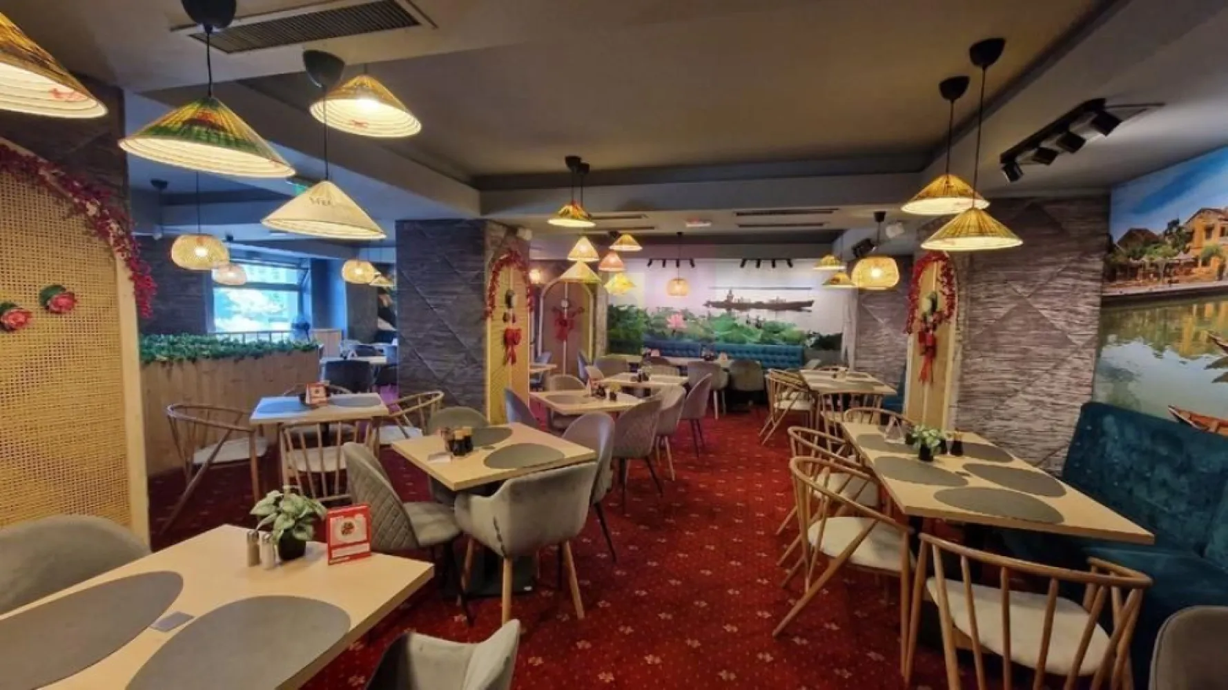 Închiriere spațiu comercial stradal blv Decebal - Va oferim spre inchiriere un spațiu comercial b-dul Decebal, sector 3, București, cu o suprafata: parter 121,70mp+supanta106,08mp=227,78mp. Spațiul este ideal pt orice activitate comercială, in special restaurant, cafenea, cofetarie etc.
Se vinde si afacerea: echipamentele si mobilerul de restaurant la pretul de 80.000euro.
Front stradal-vitrina 12ml, cu intrare suplimentara prin spate pentru aprovizionare marfa.
Pentru detalii si vizionari contactati agentul Dona Camelia 0733683461.