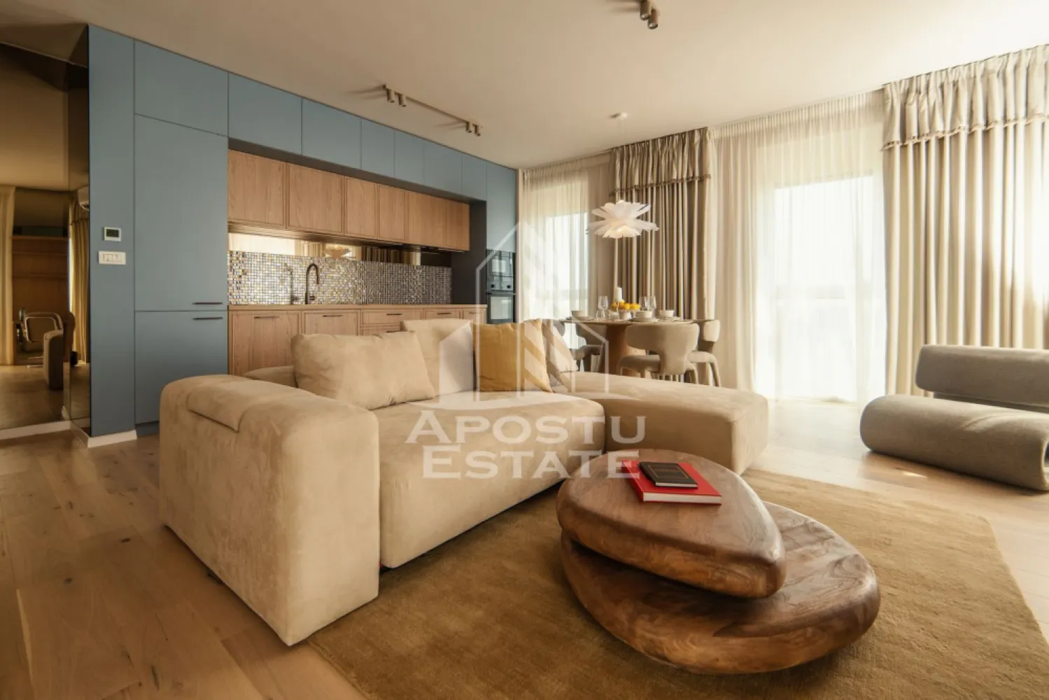 Apartament 2 camere, de inchiriat, Central, Timisoara - APOSTU ESTATE va propune spre inchiriere un apartament de lux cu 2 camere, open space situat la etajul 9/11, zona Central

Imobilul se intinde pe o suprafata utila de 57.5 mp si este compartimentat astfel:

- hol de acces

- living open space

- 1 dormitor matrimonial

- bucatarie utilata si mobilata complet inclusiv cu pahare, vesela, etc

-baie cu dus

- terasa deschisa de 6 mp

Confortul termic se realizeaza prin intermediul centralei pe imobil si al aparatelor de aer conditionat. Smart home system pentru reglare temperaturi in fiecare incapere. Incalzire este prin pardoseala.

Apartamentul are un loc de parcare la subteran inclus in pret.

Toate electrocasnicele sunt de cea mai inalnta calitate, iar mobilierul din living si bucatarie este facut pe comanda de la designerii italieni Rovere.

Vecinatati:

- Iulius Town

- Piata Unirii, Piata Operei

- McDonalds

- Mijloace de transport in comun

Apartamentul este la prima inchiriere.

Garantia este echivalenta a 2 luni de chirie pentru animale.

 Se accepta animale de companie si sa se fumeze in incinta imobilului.

Disponibil imediat

Va asteptam cu drag la o vizionare!

ID intern: CP3227264!