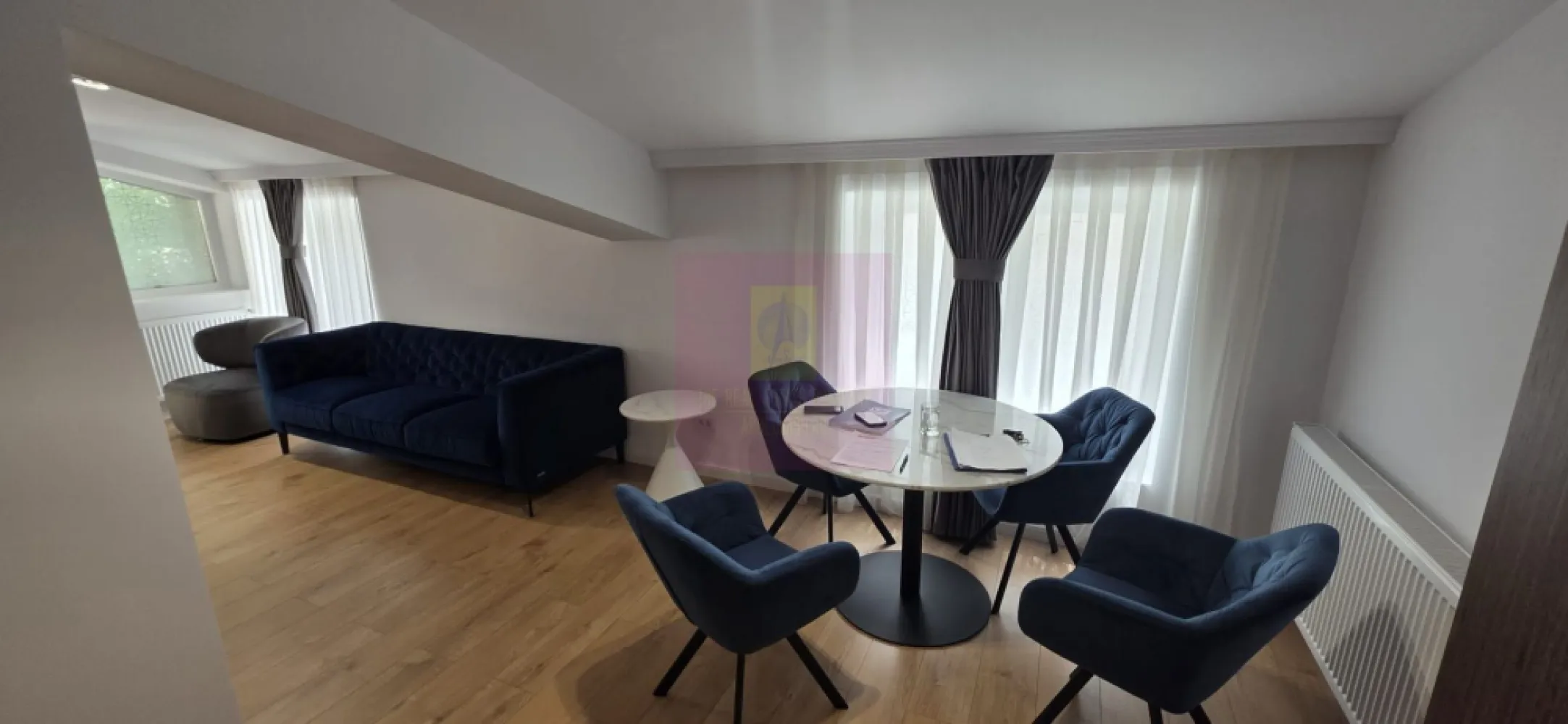 Apartament cu 2 bai si loc de parcare in Sinaia - Apartament elegant cu 2 camere, 2 băi și loc de parcare propriu, de vânzare în Sinaia

Agentia Imobiliară Mervani vă prezintă un apartament deosebit, situat într-o zonă semicentrală a stațiunii Sinaia, la etajul 1 al unei vile cochete cu doar 5 apartamente de vacanță. Proprietatea este ideală atât pentru locuire permanentă, cât și ca locuință de vacanță sau investiție în regim hotelier.

Apartamentul are o suprafață construită de 58 mp și este compartimentat modern, oferind:

 living luminos cu bucătărie open-space complet mobilată și utilată;
 dormitor confortabil;
 două băi;
 balcon;
 hol.

Finisajele sunt de foarte bună calitate, realizate într-un stil elegant și contemporan, iar locuința se vinde la cheie, gata pentru mutare.

Proprietatea beneficiază de:

 loc de parcare propriu;
 centrală termică proprie pe gaz, amplasată într-un spațiu tehnic comun;
 acces facil pe drum asfaltat;
 poziționare excelentă, la doar câteva minute de centrul stațiunii Sinaia.

Datorită amplasării într-o vilă exclusivistă și a numărului redus de apartamente, această proprietate oferă liniște, intimitate și confort, fiind o alegere excelentă pentru cei care își doresc o locuință într-una dintre cele mai apreciate stațiuni montane din România.

Proprietate listată de Agenția Imobiliară Mervani
0729 935 536