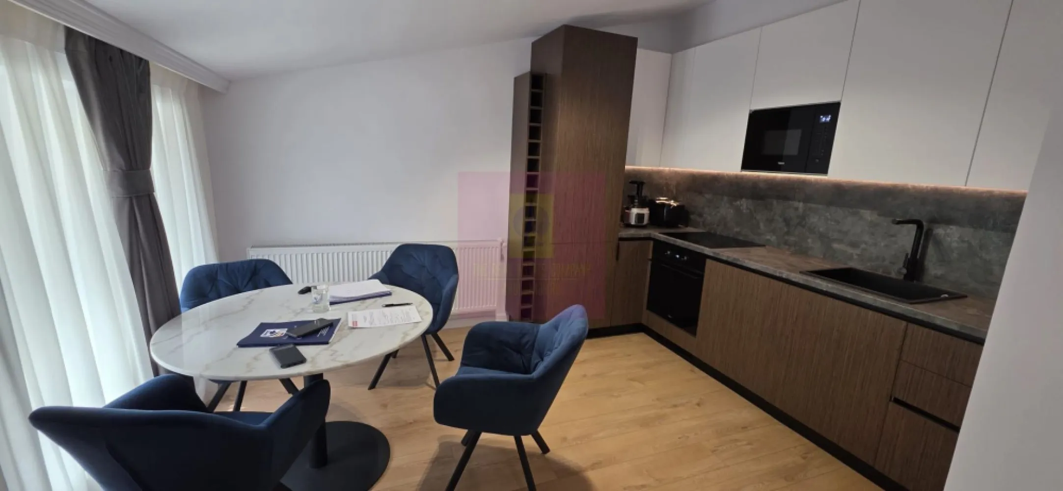 Apartament cu 2 bai si loc de parcare in Sinaia - Apartament elegant cu 2 camere, 2 băi și loc de parcare propriu, de vânzare în Sinaia

Agentia Imobiliară Mervani vă prezintă un apartament deosebit, situat într-o zonă semicentrală a stațiunii Sinaia, la etajul 1 al unei vile cochete cu doar 5 apartamente de vacanță. Proprietatea este ideală atât pentru locuire permanentă, cât și ca locuință de vacanță sau investiție în regim hotelier.

Apartamentul are o suprafață construită de 58 mp și este compartimentat modern, oferind:

 living luminos cu bucătărie open-space complet mobilată și utilată;
 dormitor confortabil;
 două băi;
 balcon;
 hol.

Finisajele sunt de foarte bună calitate, realizate într-un stil elegant și contemporan, iar locuința se vinde la cheie, gata pentru mutare.

Proprietatea beneficiază de:

 loc de parcare propriu;
 centrală termică proprie pe gaz, amplasată într-un spațiu tehnic comun;
 acces facil pe drum asfaltat;
 poziționare excelentă, la doar câteva minute de centrul stațiunii Sinaia.

Datorită amplasării într-o vilă exclusivistă și a numărului redus de apartamente, această proprietate oferă liniște, intimitate și confort, fiind o alegere excelentă pentru cei care își doresc o locuință într-una dintre cele mai apreciate stațiuni montane din România.

Proprietate listată de Agenția Imobiliară Mervani
0729 935 536