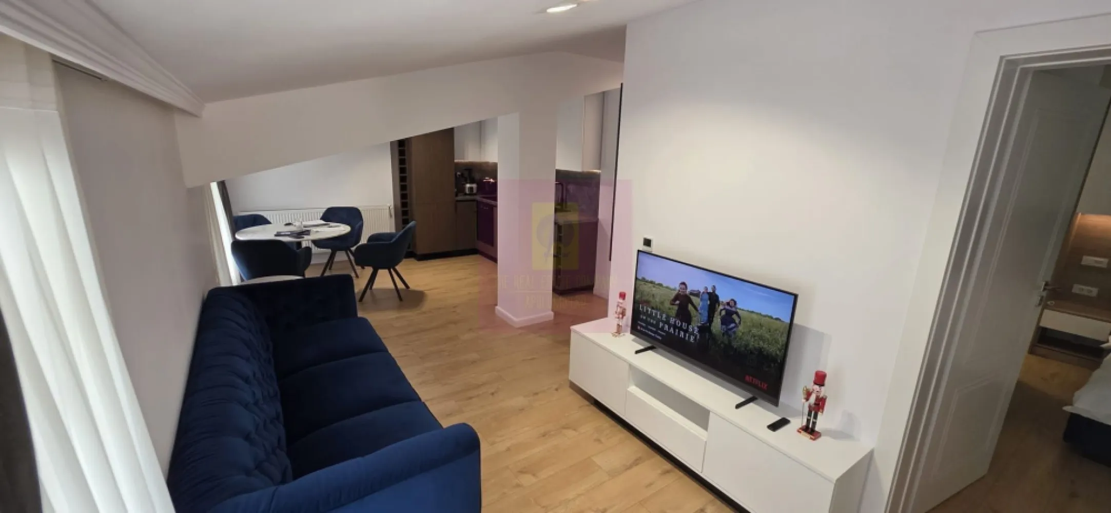 Apartament cu 2 bai si loc de parcare in Sinaia - Apartament elegant cu 2 camere, 2 băi și loc de parcare propriu, de vânzare în Sinaia

Agentia Imobiliară Mervani vă prezintă un apartament deosebit, situat într-o zonă semicentrală a stațiunii Sinaia, la etajul 1 al unei vile cochete cu doar 5 apartamente de vacanță. Proprietatea este ideală atât pentru locuire permanentă, cât și ca locuință de vacanță sau investiție în regim hotelier.

Apartamentul are o suprafață construită de 58 mp și este compartimentat modern, oferind:

 living luminos cu bucătărie open-space complet mobilată și utilată;
 dormitor confortabil;
 două băi;
 balcon;
 hol.

Finisajele sunt de foarte bună calitate, realizate într-un stil elegant și contemporan, iar locuința se vinde la cheie, gata pentru mutare.

Proprietatea beneficiază de:

 loc de parcare propriu;
 centrală termică proprie pe gaz, amplasată într-un spațiu tehnic comun;
 acces facil pe drum asfaltat;
 poziționare excelentă, la doar câteva minute de centrul stațiunii Sinaia.

Datorită amplasării într-o vilă exclusivistă și a numărului redus de apartamente, această proprietate oferă liniște, intimitate și confort, fiind o alegere excelentă pentru cei care își doresc o locuință într-una dintre cele mai apreciate stațiuni montane din România.

Proprietate listată de Agenția Imobiliară Mervani
0729 935 536