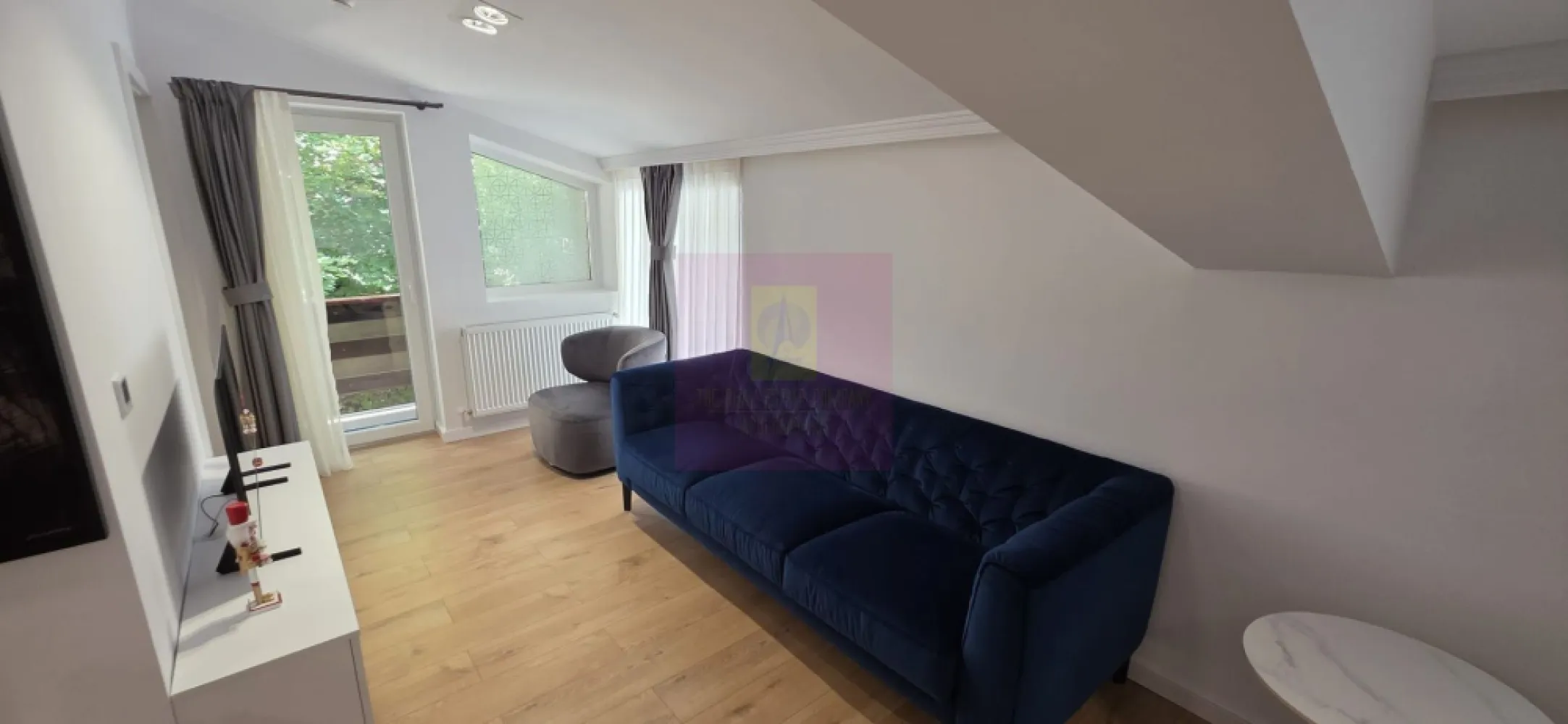 Apartament cu 2 bai si loc de parcare in Sinaia - Apartament elegant cu 2 camere, 2 băi și loc de parcare propriu, de vânzare în Sinaia

Agentia Imobiliară Mervani vă prezintă un apartament deosebit, situat într-o zonă semicentrală a stațiunii Sinaia, la etajul 1 al unei vile cochete cu doar 5 apartamente de vacanță. Proprietatea este ideală atât pentru locuire permanentă, cât și ca locuință de vacanță sau investiție în regim hotelier.

Apartamentul are o suprafață construită de 58 mp și este compartimentat modern, oferind:

 living luminos cu bucătărie open-space complet mobilată și utilată;
 dormitor confortabil;
 două băi;
 balcon;
 hol.

Finisajele sunt de foarte bună calitate, realizate într-un stil elegant și contemporan, iar locuința se vinde la cheie, gata pentru mutare.

Proprietatea beneficiază de:

 loc de parcare propriu;
 centrală termică proprie pe gaz, amplasată într-un spațiu tehnic comun;
 acces facil pe drum asfaltat;
 poziționare excelentă, la doar câteva minute de centrul stațiunii Sinaia.

Datorită amplasării într-o vilă exclusivistă și a numărului redus de apartamente, această proprietate oferă liniște, intimitate și confort, fiind o alegere excelentă pentru cei care își doresc o locuință într-una dintre cele mai apreciate stațiuni montane din România.

Proprietate listată de Agenția Imobiliară Mervani
0729 935 536