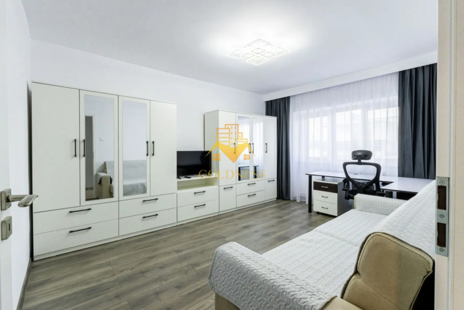 3 camere, decomandate, parcare, Zorilor Zona Observatorului, UMF, UTCN - GOLDNESS Imobiliare vă propune spre închiriere un apartament cu 3 camere decomandate complet mobilate și utilate, la etajul 6 într-un imobil de 8 etaje, în Cartierul Zorilor.
Se poate inchiria parcare contra cost cu 50 euro!
Se află în apropierea stațiilor de transport în comun, magazine, restaurante, spații verzi, farmacii, etc. 

Apartamentul este compartimentat astfel:
 - dormitor cu pat matrimonial, dulap pentru haine, spatiu pentru depozitare, birou
 - dormitor cu canapea extensibila, dulap pentru haine si birou
 - living cu canapea extensibila, spatiu pentru depozitare si birou
 - bucatarie complet mobilata, utilata, loc de luat masa
 - baie cu cabina de dus, calorifer port prosop și dulap pentru depozitare.
 - baie de serviciu
 - terasa de 10 mp.

Imobilul este dotat cu toate cele necesare- centrală proprie, frigider, aragaz, hotă, mașină de spălat haine, etc. 

Dacă sunteți interesați de acest apartament și doriți să îl vizionați, dar și pentru alte oferte nu ezitați să ne contactați telefonic sau prin e-mail. Vă stăm la dispoziție!
Pentru intermediere se percepe un comision de 50% din prețul chiriei!