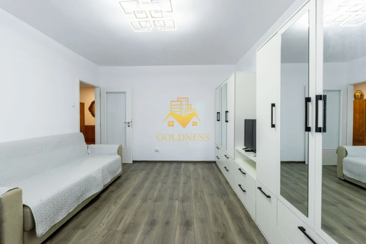 3 camere, decomandate, parcare, Zorilor Zona Observatorului, UMF, UTCN - GOLDNESS Imobiliare vă propune spre închiriere un apartament cu 3 camere decomandate complet mobilate și utilate, la etajul 6 într-un imobil de 8 etaje, în Cartierul Zorilor.
Se poate inchiria parcare contra cost cu 50 euro!
Se află în apropierea stațiilor de transport în comun, magazine, restaurante, spații verzi, farmacii, etc. 

Apartamentul este compartimentat astfel:
 - dormitor cu pat matrimonial, dulap pentru haine, spatiu pentru depozitare, birou
 - dormitor cu canapea extensibila, dulap pentru haine si birou
 - living cu canapea extensibila, spatiu pentru depozitare si birou
 - bucatarie complet mobilata, utilata, loc de luat masa
 - baie cu cabina de dus, calorifer port prosop și dulap pentru depozitare.
 - baie de serviciu
 - terasa de 10 mp.

Imobilul este dotat cu toate cele necesare- centrală proprie, frigider, aragaz, hotă, mașină de spălat haine, etc. 

Dacă sunteți interesați de acest apartament și doriți să îl vizionați, dar și pentru alte oferte nu ezitați să ne contactați telefonic sau prin e-mail. Vă stăm la dispoziție!
Pentru intermediere se percepe un comision de 50% din prețul chiriei!
