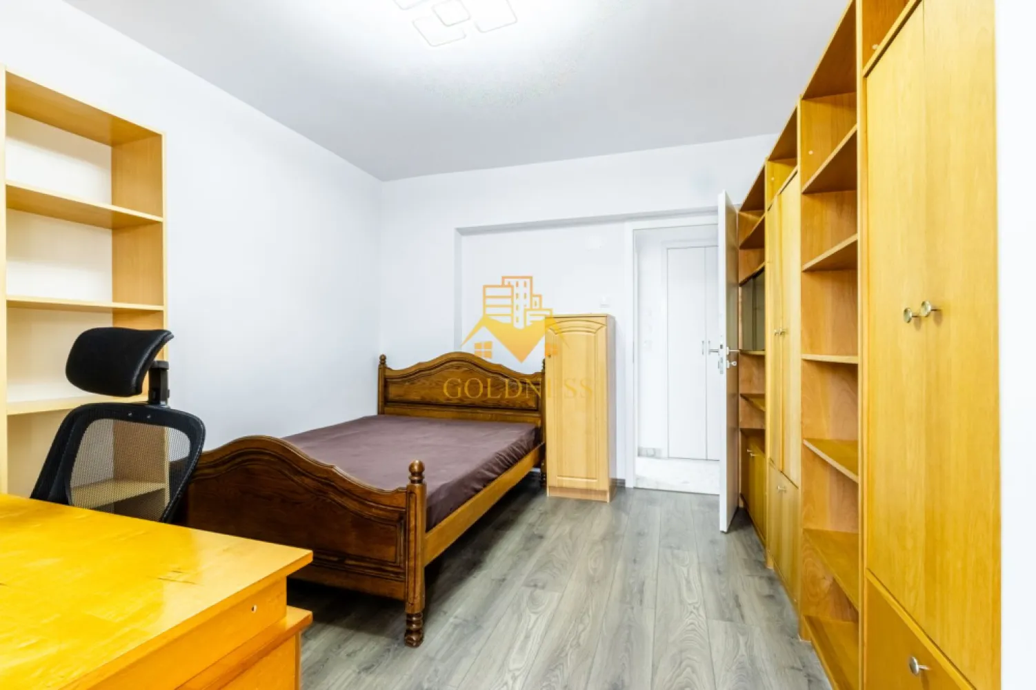 3 camere, decomandate, parcare, Zorilor Zona Observatorului, UMF, UTCN - GOLDNESS Imobiliare vă propune spre închiriere un apartament cu 3 camere decomandate complet mobilate și utilate, la etajul 6 într-un imobil de 8 etaje, în Cartierul Zorilor.
Se poate inchiria parcare contra cost cu 50 euro!
Se află în apropierea stațiilor de transport în comun, magazine, restaurante, spații verzi, farmacii, etc. 

Apartamentul este compartimentat astfel:
 - dormitor cu pat matrimonial, dulap pentru haine, spatiu pentru depozitare, birou
 - dormitor cu canapea extensibila, dulap pentru haine si birou
 - living cu canapea extensibila, spatiu pentru depozitare si birou
 - bucatarie complet mobilata, utilata, loc de luat masa
 - baie cu cabina de dus, calorifer port prosop și dulap pentru depozitare.
 - baie de serviciu
 - terasa de 10 mp.

Imobilul este dotat cu toate cele necesare- centrală proprie, frigider, aragaz, hotă, mașină de spălat haine, etc. 

Dacă sunteți interesați de acest apartament și doriți să îl vizionați, dar și pentru alte oferte nu ezitați să ne contactați telefonic sau prin e-mail. Vă stăm la dispoziție!
Pentru intermediere se percepe un comision de 50% din prețul chiriei!