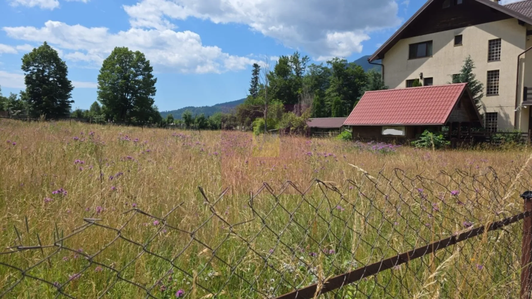 Teren 1000 mp cu view superb in Busteni - Teren intravilan de vânzare în Bușteni – Cartier Zamora | 1.000 mp | Vedere panoramică către Masivul Bucegi

Agenția Imobiliară Mervani vă propune spre vânzare un teren intravilan cu o suprafață de 1.000 mp, situat în prestigiosul cartier Zamora din Bușteni, una dintre cele mai apreciate zone rezidențiale și turistice de pe Valea Prahovei.

Terenul are formă pătrată, oferind o utilizare eficientă pentru dezvoltarea unei vile de vacanță, a unei reședințe permanente sau a unui proiect imobiliar destinat apartamentelor de vacanță. Proprietatea este retrasă de la drumul principal, beneficiind de liniște, intimitate și o priveliște spectaculoasă asupra Masivului Bucegi.

Pe teren există o căsuță din lemn, racordată la rețeaua de apă și la curent electric trifazat. La limita proprietății sunt disponibile toate celelalte utilități:

 gaz natural;
 internet;
 CATV.

Proprietatea dispune de cadastru și Certificat de Urbanism, cu următorii indicatori urbanistici:

 Regim de înălțime: P + 2 Etaje + Mansardă;
 POT: 40%;
 CUT: 1,4.

Acești indicatori permit edificarea unei construcții generoase, ceea ce transformă terenul într-o oportunitate excelentă atât pentru o locuință premium, cât și pentru o investiție în domeniul turistic. Zona Zamora este recunoscută pentru dezvoltările de calitate și pentru interesul crescut al investitorilor în apartamente și vile de vacanță.
Avantaje:

 Teren intravilan de 1.000 mp;
 Formă pătrată, ideală pentru construire;
 Cartier Zamora – una dintre cele mai căutate zone din Bușteni;
 Vedere panoramică spre Masivul Bucegi;
 Acces facil și poziție retrasă de la drumul principal;
 Căsuță din lemn existentă;
 Apă și curent trifazat pe proprietate;
 Gaz, internet și CATV la limita terenului;
 Cadastru și Certificat de Urbanism disponibile;
 Ideal pentru vilă de vacanță, reședință permanentă sau dezvoltare imobiliară.

Pentru informații suplimentare și programarea unei vizionări:

Agenția Imobiliară Mervani
0729 935 536