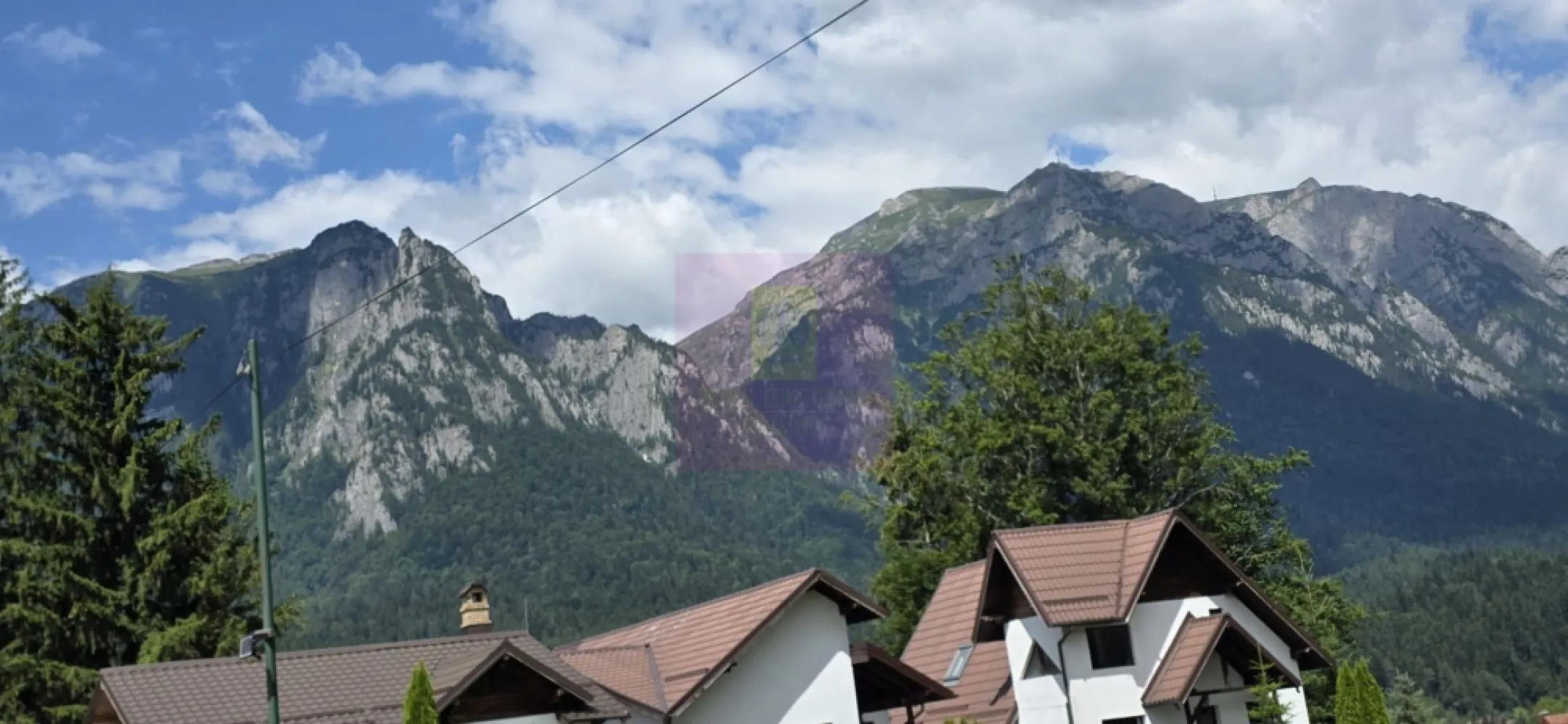 Teren 1000 mp cu view superb in Busteni - Teren intravilan de vânzare în Bușteni – Cartier Zamora | 1.000 mp | Vedere panoramică către Masivul Bucegi

Agenția Imobiliară Mervani vă propune spre vânzare un teren intravilan cu o suprafață de 1.000 mp, situat în prestigiosul cartier Zamora din Bușteni, una dintre cele mai apreciate zone rezidențiale și turistice de pe Valea Prahovei.

Terenul are formă pătrată, oferind o utilizare eficientă pentru dezvoltarea unei vile de vacanță, a unei reședințe permanente sau a unui proiect imobiliar destinat apartamentelor de vacanță. Proprietatea este retrasă de la drumul principal, beneficiind de liniște, intimitate și o priveliște spectaculoasă asupra Masivului Bucegi.

Pe teren există o căsuță din lemn, racordată la rețeaua de apă și la curent electric trifazat. La limita proprietății sunt disponibile toate celelalte utilități:

 gaz natural;
 internet;
 CATV.

Proprietatea dispune de cadastru și Certificat de Urbanism, cu următorii indicatori urbanistici:

 Regim de înălțime: P + 2 Etaje + Mansardă;
 POT: 40%;
 CUT: 1,4.

Acești indicatori permit edificarea unei construcții generoase, ceea ce transformă terenul într-o oportunitate excelentă atât pentru o locuință premium, cât și pentru o investiție în domeniul turistic. Zona Zamora este recunoscută pentru dezvoltările de calitate și pentru interesul crescut al investitorilor în apartamente și vile de vacanță.
Avantaje:

 Teren intravilan de 1.000 mp;
 Formă pătrată, ideală pentru construire;
 Cartier Zamora – una dintre cele mai căutate zone din Bușteni;
 Vedere panoramică spre Masivul Bucegi;
 Acces facil și poziție retrasă de la drumul principal;
 Căsuță din lemn existentă;
 Apă și curent trifazat pe proprietate;
 Gaz, internet și CATV la limita terenului;
 Cadastru și Certificat de Urbanism disponibile;
 Ideal pentru vilă de vacanță, reședință permanentă sau dezvoltare imobiliară.

Pentru informații suplimentare și programarea unei vizionări:

Agenția Imobiliară Mervani
0729 935 536