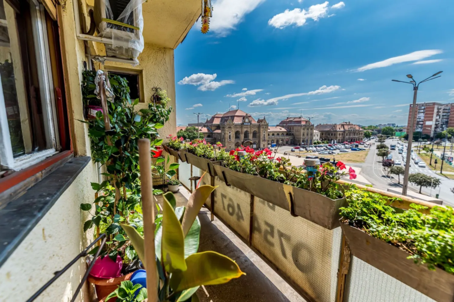 Apartament cu 4 camere decomandat cu vedere panoramica - Vă propunem spre vânzare un apartament cu 4 camere, situat în Piața Gării, cu vedere panoramică spre Gară și Atrium Mall. Locuința este amplasată la etajul 4 al unui bloc din cărămidă, complet reabilitat și izolat termic, oferind multă lumină naturală și un nivel redus de zgomot și praf.

Apartamentul este complet decomandat și dispune de 2 holuri, sufragerie, bucătărie, 3 dormitoare, 2 băi și balcon. Beneficiază de centrală proprie pe gaz și aer condiționat.

Proprietatea necesită renovare, fiind alegerea ideală pentru cei care își doresc să își amenajeze locuința după propriul stil sau pentru investitorii care caută o proprietate cu potențial într-o zonă foarte bine conectată la toate punctele de interes ale orașului.

O oportunitate excelentă pentru o familie sau pentru o investiție inspirată!
📞 Pentru detalii și programarea unei vizionări:
Blaga Flavius – 0754467525 Consultant imobiliar acreditat APAIR (Asociația Profesională a Agenților Imobiliari din România)

Nu dispui de toată suma? Te ajutăm noi gratuit! Îți obținem oferte de la 16 bănci.
Ai o proprietate de vânzare în Arad și vrei să știi cât valorează cu adevărat?

Birou: ACASĂ | Agenție imobiliară Arad
Adresă: Bulevardul Decebal 2, Arad 310133