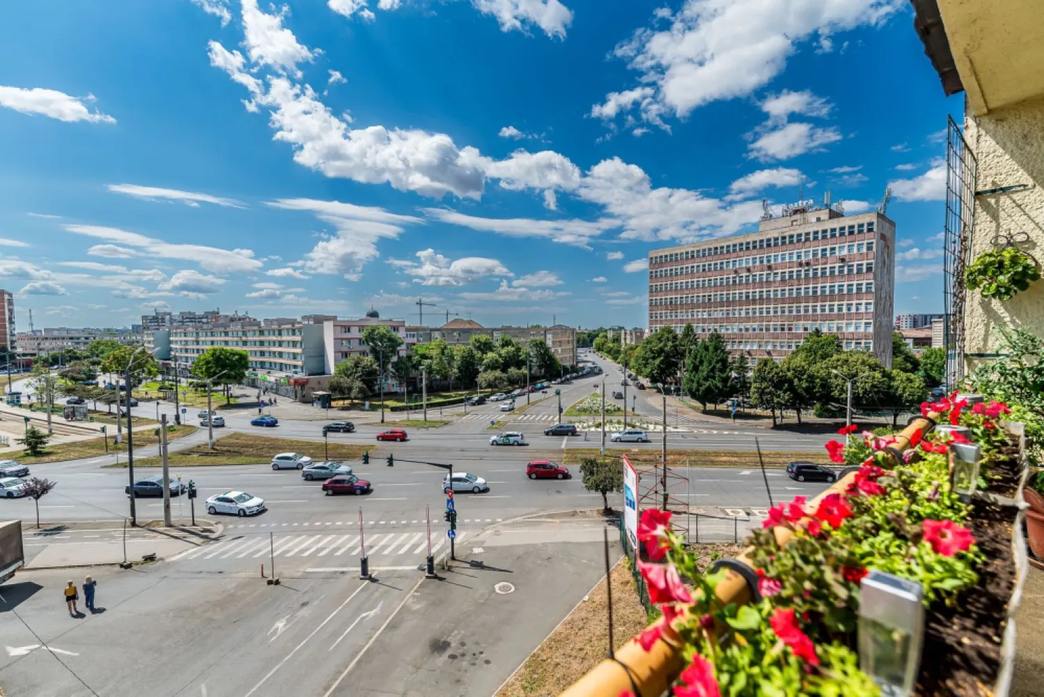 Apartament cu 4 camere decomandat cu vedere panoramica - Vă propunem spre vânzare un apartament cu 4 camere, situat în Piața Gării, cu vedere panoramică spre Gară și Atrium Mall. Locuința este amplasată la etajul 4 al unui bloc din cărămidă, complet reabilitat și izolat termic, oferind multă lumină naturală și un nivel redus de zgomot și praf.

Apartamentul este complet decomandat și dispune de 2 holuri, sufragerie, bucătărie, 3 dormitoare, 2 băi și balcon. Beneficiază de centrală proprie pe gaz și aer condiționat.

Proprietatea necesită renovare, fiind alegerea ideală pentru cei care își doresc să își amenajeze locuința după propriul stil sau pentru investitorii care caută o proprietate cu potențial într-o zonă foarte bine conectată la toate punctele de interes ale orașului.

O oportunitate excelentă pentru o familie sau pentru o investiție inspirată!
📞 Pentru detalii și programarea unei vizionări:
Blaga Flavius – 0754467525 Consultant imobiliar acreditat APAIR (Asociația Profesională a Agenților Imobiliari din România)

Nu dispui de toată suma? Te ajutăm noi gratuit! Îți obținem oferte de la 16 bănci.
Ai o proprietate de vânzare în Arad și vrei să știi cât valorează cu adevărat?

Birou: ACASĂ | Agenție imobiliară Arad
Adresă: Bulevardul Decebal 2, Arad 310133