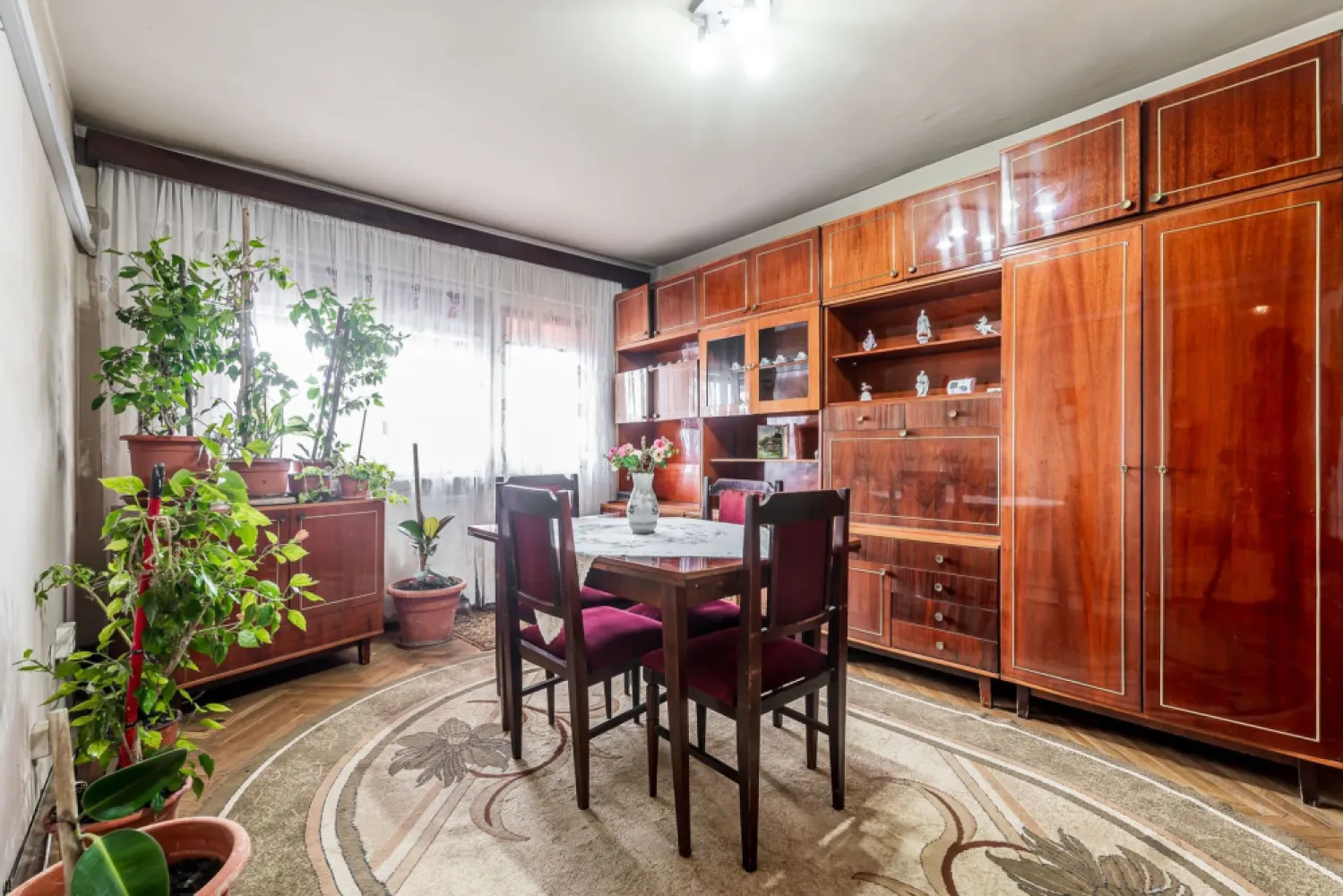 Apartament cu 4 camere decomandat cu vedere panoramica - Vă propunem spre vânzare un apartament cu 4 camere, situat în Piața Gării, cu vedere panoramică spre Gară și Atrium Mall. Locuința este amplasată la etajul 4 al unui bloc din cărămidă, complet reabilitat și izolat termic, oferind multă lumină naturală și un nivel redus de zgomot și praf.

Apartamentul este complet decomandat și dispune de 2 holuri, sufragerie, bucătărie, 3 dormitoare, 2 băi și balcon. Beneficiază de centrală proprie pe gaz și aer condiționat.

Proprietatea necesită renovare, fiind alegerea ideală pentru cei care își doresc să își amenajeze locuința după propriul stil sau pentru investitorii care caută o proprietate cu potențial într-o zonă foarte bine conectată la toate punctele de interes ale orașului.

O oportunitate excelentă pentru o familie sau pentru o investiție inspirată!
📞 Pentru detalii și programarea unei vizionări:
Blaga Flavius – 0754467525 Consultant imobiliar acreditat APAIR (Asociația Profesională a Agenților Imobiliari din România)

Nu dispui de toată suma? Te ajutăm noi gratuit! Îți obținem oferte de la 16 bănci.
Ai o proprietate de vânzare în Arad și vrei să știi cât valorează cu adevărat?

Birou: ACASĂ | Agenție imobiliară Arad
Adresă: Bulevardul Decebal 2, Arad 310133