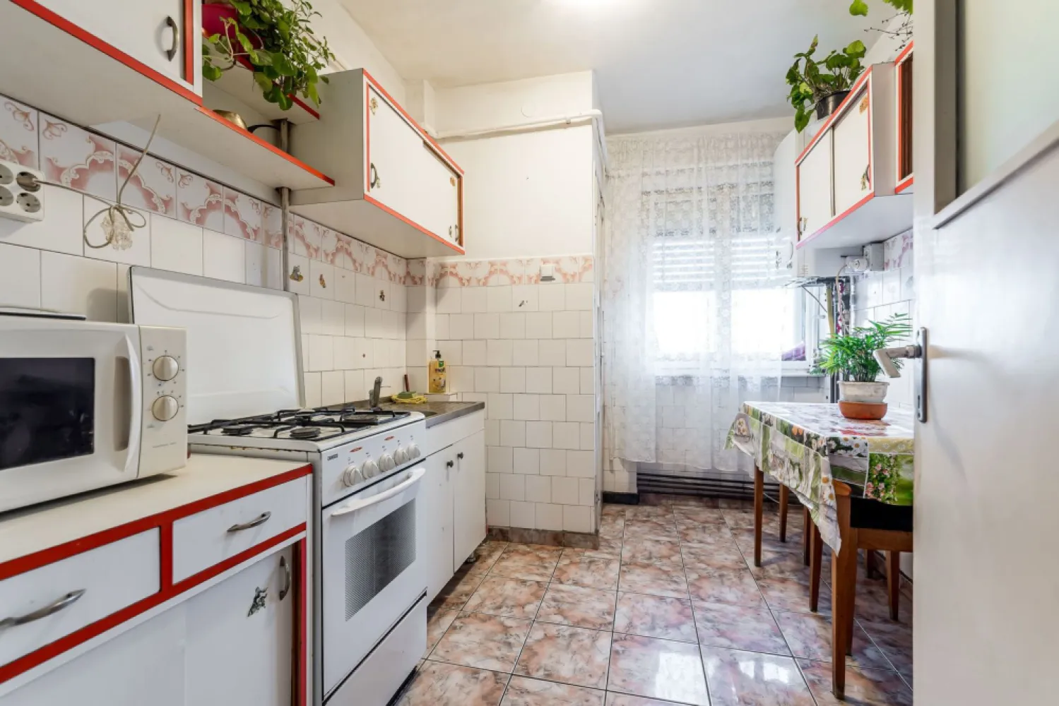 Apartament cu 4 camere decomandat cu vedere panoramica - Vă propunem spre vânzare un apartament cu 4 camere, situat în Piața Gării, cu vedere panoramică spre Gară și Atrium Mall. Locuința este amplasată la etajul 4 al unui bloc din cărămidă, complet reabilitat și izolat termic, oferind multă lumină naturală și un nivel redus de zgomot și praf.

Apartamentul este complet decomandat și dispune de 2 holuri, sufragerie, bucătărie, 3 dormitoare, 2 băi și balcon. Beneficiază de centrală proprie pe gaz și aer condiționat.

Proprietatea necesită renovare, fiind alegerea ideală pentru cei care își doresc să își amenajeze locuința după propriul stil sau pentru investitorii care caută o proprietate cu potențial într-o zonă foarte bine conectată la toate punctele de interes ale orașului.

O oportunitate excelentă pentru o familie sau pentru o investiție inspirată!
📞 Pentru detalii și programarea unei vizionări:
Blaga Flavius – 0754467525 Consultant imobiliar acreditat APAIR (Asociația Profesională a Agenților Imobiliari din România)

Nu dispui de toată suma? Te ajutăm noi gratuit! Îți obținem oferte de la 16 bănci.
Ai o proprietate de vânzare în Arad și vrei să știi cât valorează cu adevărat?

Birou: ACASĂ | Agenție imobiliară Arad
Adresă: Bulevardul Decebal 2, Arad 310133