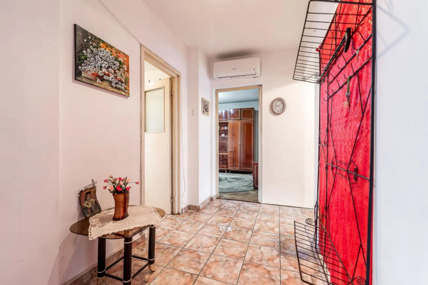 Apartament cu 4 camere decomandat cu vedere panoramica - Vă propunem spre vânzare un apartament cu 4 camere, situat în Piața Gării, cu vedere panoramică spre Gară și Atrium Mall. Locuința este amplasată la etajul 4 al unui bloc din cărămidă, complet reabilitat și izolat termic, oferind multă lumină naturală și un nivel redus de zgomot și praf.

Apartamentul este complet decomandat și dispune de 2 holuri, sufragerie, bucătărie, 3 dormitoare, 2 băi și balcon. Beneficiază de centrală proprie pe gaz și aer condiționat.

Proprietatea necesită renovare, fiind alegerea ideală pentru cei care își doresc să își amenajeze locuința după propriul stil sau pentru investitorii care caută o proprietate cu potențial într-o zonă foarte bine conectată la toate punctele de interes ale orașului.

O oportunitate excelentă pentru o familie sau pentru o investiție inspirată!
📞 Pentru detalii și programarea unei vizionări:
Blaga Flavius – 0754467525 Consultant imobiliar acreditat APAIR (Asociația Profesională a Agenților Imobiliari din România)

Nu dispui de toată suma? Te ajutăm noi gratuit! Îți obținem oferte de la 16 bănci.
Ai o proprietate de vânzare în Arad și vrei să știi cât valorează cu adevărat?

Birou: ACASĂ | Agenție imobiliară Arad
Adresă: Bulevardul Decebal 2, Arad 310133
