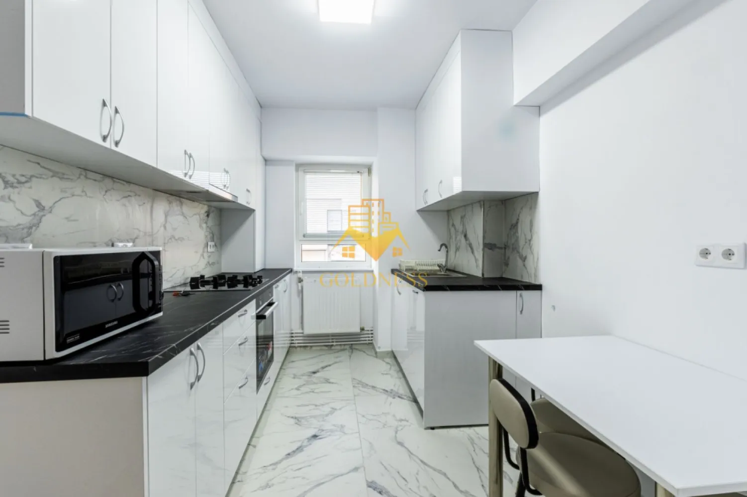 3 camere, decomandate, parcare, Zorilor Zona Observatorului, UMF, UTCN - GOLDNESS Imobiliare vă propune spre închiriere un apartament cu 3 camere decomandate complet mobilate și utilate, la etajul 6 într-un imobil de 8 etaje, în Cartierul Zorilor.
Se poate inchiria parcare contra cost cu 50 euro!
Se află în apropierea stațiilor de transport în comun, magazine, restaurante, spații verzi, farmacii, etc. 

Apartamentul este compartimentat astfel:
 - dormitor cu pat matrimonial, dulap pentru haine, spatiu pentru depozitare, birou
 - dormitor cu canapea extensibila, dulap pentru haine si birou
 - living cu canapea extensibila, spatiu pentru depozitare si birou
 - bucatarie complet mobilata, utilata, loc de luat masa
 - baie cu cabina de dus, calorifer port prosop și dulap pentru depozitare.
 - baie de serviciu
 - terasa de 10 mp.

Imobilul este dotat cu toate cele necesare- centrală proprie, frigider, aragaz, hotă, mașină de spălat haine, etc. 

Dacă sunteți interesați de acest apartament și doriți să îl vizionați, dar și pentru alte oferte nu ezitați să ne contactați telefonic sau prin e-mail. Vă stăm la dispoziție!
Pentru intermediere se percepe un comision de 50% din prețul chiriei!