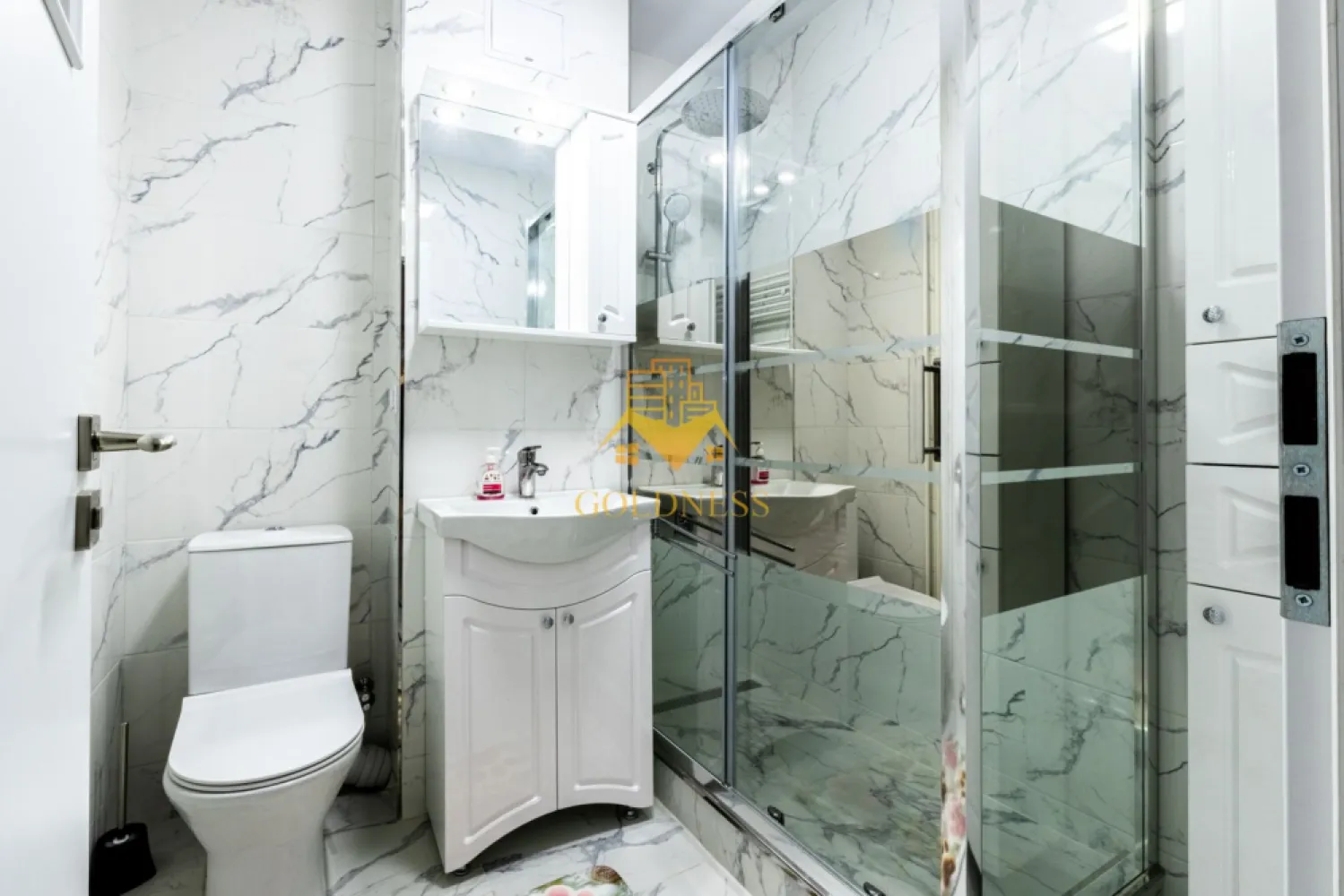3 camere, decomandate, parcare, Zorilor Zona Observatorului, UMF, UTCN - GOLDNESS Imobiliare vă propune spre închiriere un apartament cu 3 camere decomandate complet mobilate și utilate, la etajul 6 într-un imobil de 8 etaje, în Cartierul Zorilor.
Se poate inchiria parcare contra cost cu 50 euro!
Se află în apropierea stațiilor de transport în comun, magazine, restaurante, spații verzi, farmacii, etc. 

Apartamentul este compartimentat astfel:
 - dormitor cu pat matrimonial, dulap pentru haine, spatiu pentru depozitare, birou
 - dormitor cu canapea extensibila, dulap pentru haine si birou
 - living cu canapea extensibila, spatiu pentru depozitare si birou
 - bucatarie complet mobilata, utilata, loc de luat masa
 - baie cu cabina de dus, calorifer port prosop și dulap pentru depozitare.
 - baie de serviciu
 - terasa de 10 mp.

Imobilul este dotat cu toate cele necesare- centrală proprie, frigider, aragaz, hotă, mașină de spălat haine, etc. 

Dacă sunteți interesați de acest apartament și doriți să îl vizionați, dar și pentru alte oferte nu ezitați să ne contactați telefonic sau prin e-mail. Vă stăm la dispoziție!
Pentru intermediere se percepe un comision de 50% din prețul chiriei!