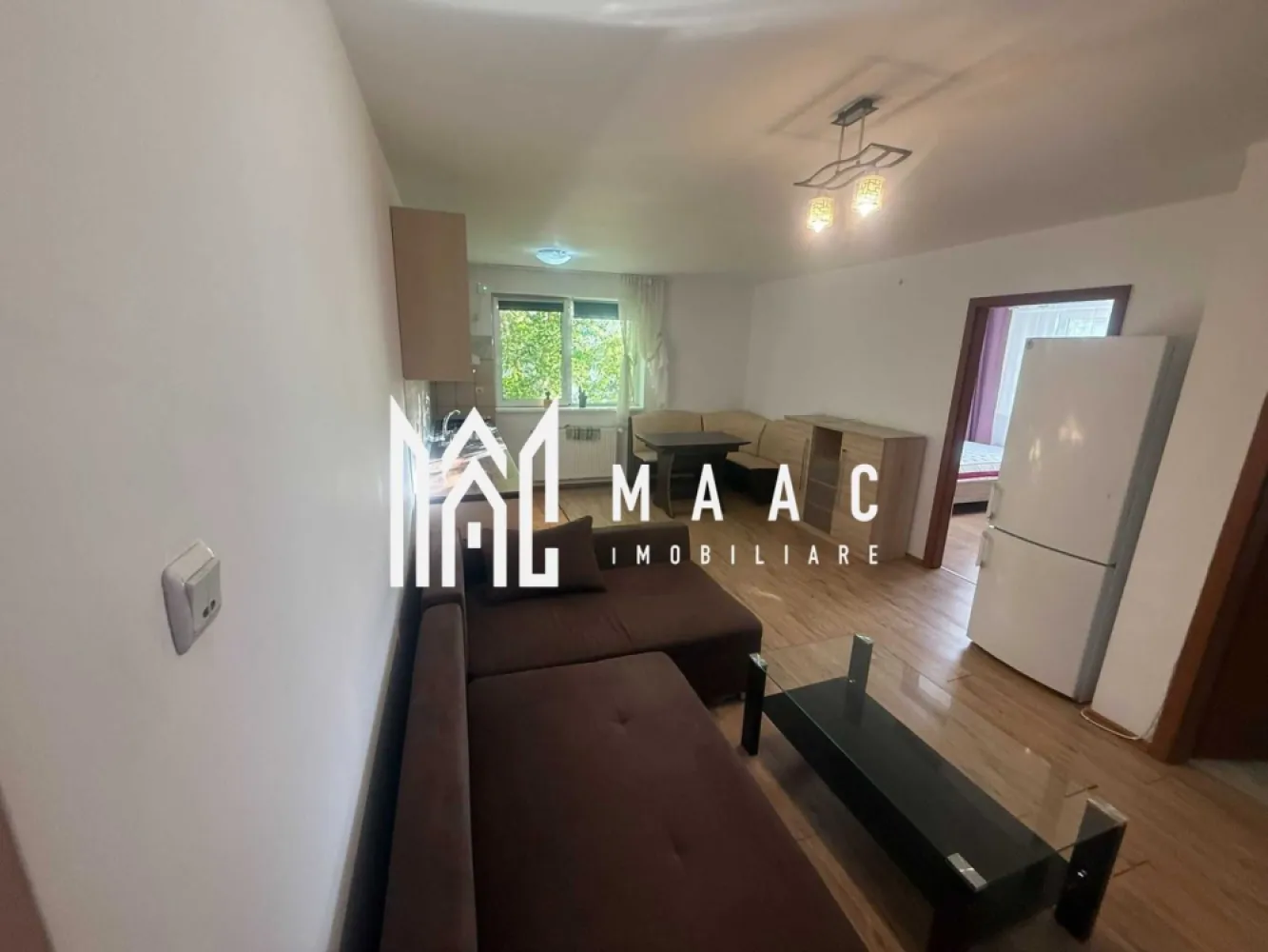 Apartament 2 camere | Hipodrom 3, Sibiu | etaj 1, balcon - Apartament cu 2 camere de închiriat în Sibiu, zona Hipodrom 3, cu 50 mp utili, amplasat la etajul 1 și completat de balcon, pentru cei care caută o locuință cu acces rapid la facilitățile orașului.

Detalii proprietate:
• Suprafață utilă: 50 mp
• Compartimentare: semidecomandată
• Configurație: living, dormitor, bucătărie, baie și balcon
• Etaj: 1
• An construcție: 2018
• Stadiu construcție: finalizată
• Pardoseli din lemn în living și dormitor
• Pereți albi
• Baie cu cadă, chiuvetă și toaletă
• Finisaje ceramice în baie
• Uși din lemn masiv

Zona Hipodrom 3 oferă acces rapid către supermarketuri, magazine, farmacii, restaurante, școli, grădinițe și zone comerciale. Din această poziționare se ajunge ușor către centru și către alte zone importante ale orașului, iar apropierea de mijloacele de transport completează avantajele de zi cu zi.

Cod anunț CP3226121. Contactați echipa MAAC Imobiliare pentru mai multe informații și pentru programarea unei vizionări.

Conținut optimizat cu AI, aprobat de agent uman.