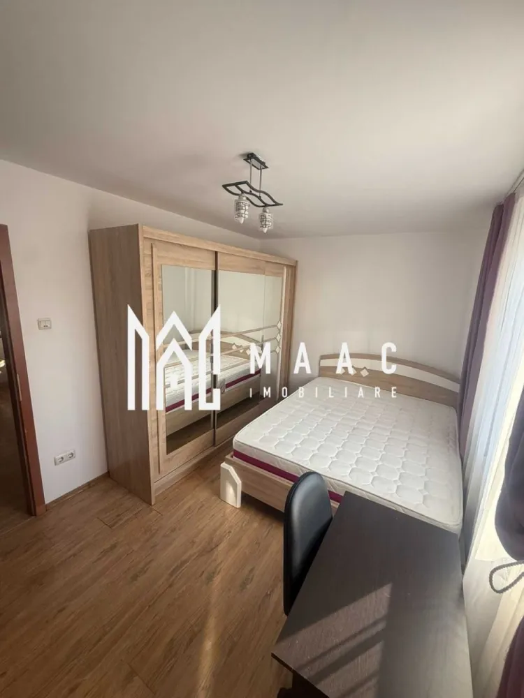 Apartament 2 camere | Hipodrom 3, Sibiu | etaj 1, balcon - Apartament cu 2 camere de închiriat în Sibiu, zona Hipodrom 3, cu 50 mp utili, amplasat la etajul 1 și completat de balcon, pentru cei care caută o locuință cu acces rapid la facilitățile orașului.

Detalii proprietate:
• Suprafață utilă: 50 mp
• Compartimentare: semidecomandată
• Configurație: living, dormitor, bucătărie, baie și balcon
• Etaj: 1
• An construcție: 2018
• Stadiu construcție: finalizată
• Pardoseli din lemn în living și dormitor
• Pereți albi
• Baie cu cadă, chiuvetă și toaletă
• Finisaje ceramice în baie
• Uși din lemn masiv

Zona Hipodrom 3 oferă acces rapid către supermarketuri, magazine, farmacii, restaurante, școli, grădinițe și zone comerciale. Din această poziționare se ajunge ușor către centru și către alte zone importante ale orașului, iar apropierea de mijloacele de transport completează avantajele de zi cu zi.

Cod anunț CP3226121. Contactați echipa MAAC Imobiliare pentru mai multe informații și pentru programarea unei vizionări.

Conținut optimizat cu AI, aprobat de agent uman.