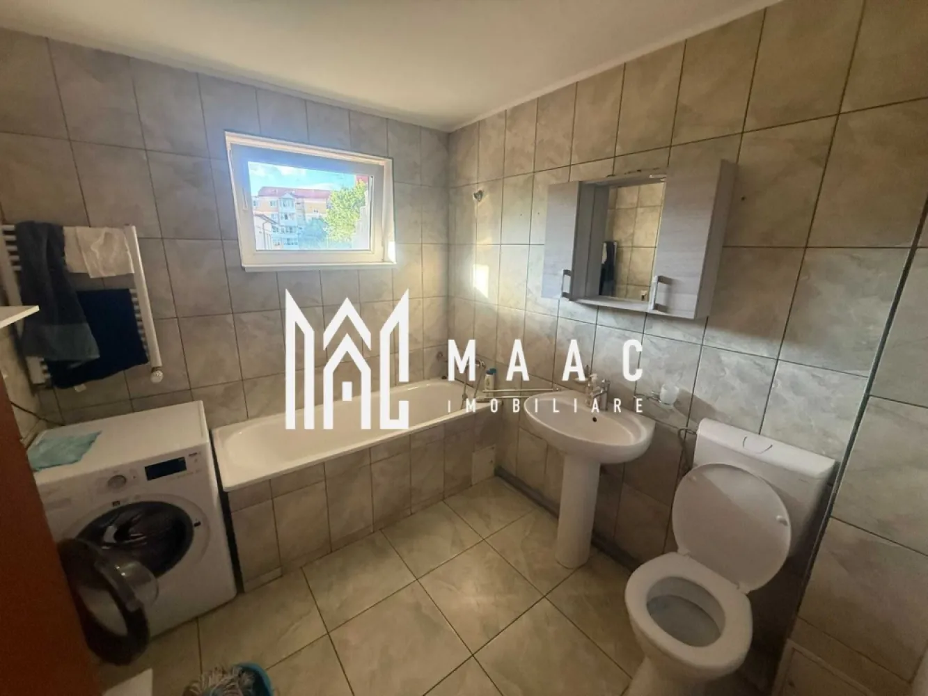 Apartament 2 camere | Hipodrom 3, Sibiu | etaj 1, balcon - Apartament cu 2 camere de închiriat în Sibiu, zona Hipodrom 3, cu 50 mp utili, amplasat la etajul 1 și completat de balcon, pentru cei care caută o locuință cu acces rapid la facilitățile orașului.

Detalii proprietate:
• Suprafață utilă: 50 mp
• Compartimentare: semidecomandată
• Configurație: living, dormitor, bucătărie, baie și balcon
• Etaj: 1
• An construcție: 2018
• Stadiu construcție: finalizată
• Pardoseli din lemn în living și dormitor
• Pereți albi
• Baie cu cadă, chiuvetă și toaletă
• Finisaje ceramice în baie
• Uși din lemn masiv

Zona Hipodrom 3 oferă acces rapid către supermarketuri, magazine, farmacii, restaurante, școli, grădinițe și zone comerciale. Din această poziționare se ajunge ușor către centru și către alte zone importante ale orașului, iar apropierea de mijloacele de transport completează avantajele de zi cu zi.

Cod anunț CP3226121. Contactați echipa MAAC Imobiliare pentru mai multe informații și pentru programarea unei vizionări.

Conținut optimizat cu AI, aprobat de agent uman.