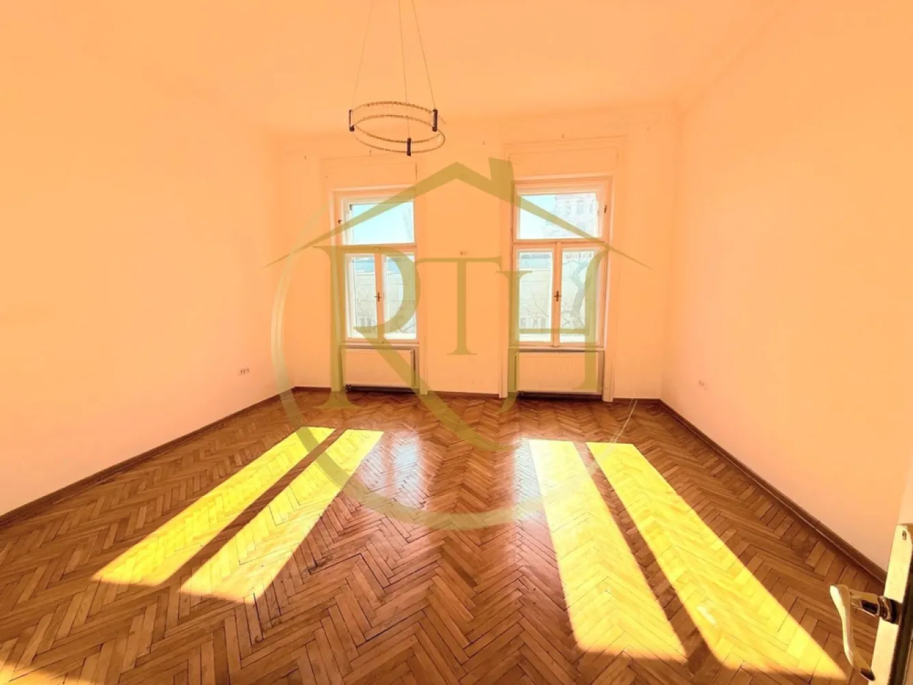 Oferim spre inchiriere spatii pentru birouri, Zona Centrala - Piata Mocionii - Vă propunem spre închiriere un spațiu destinat exclusiv activităților de birou, amplasat într-o zonă centrală a Timișoarei, mai exact în Piața Alexandru Mocioni, la aproximativ 10 minute de Centrul orașului. Locația beneficiază de acces facil către principalele artere de circulație, instituții publice, mijloace de transport în comun și numeroase puncte de interes, fiind o alegere excelentă pentru desfășurarea activităților profesionale.

Spațiul are o suprafață utilă de 86 mp și este compartimentat practic, oferind două încăperi generoase ce pot fi utilizate ca birouri individuale sau spații de lucru pentru echipe. Primul birou are o suprafață de aproximativ 25 mp, iar cel de-al doilea 22 mp, ambele beneficiind de lumină naturală și un ambient plăcut pentru desfășurarea activității. Proprietatea mai dispune de un hol de acces, o bucătărie, o cameră tehnică și două grupuri sanitare, dintre care unul este amenajat cu duș walk-in, oferind un plus de confort pentru angajați.
Confortul termic este asigurat de centrala termică proprie pe gaz și calorifere, ceea ce permite un control eficient al temperaturii și al costurilor de întreținere pe tot parcursul anului. Daca este nevoie se monteaza si clima . 

Datorită poziționării centrale și compartimentării funcționale, spațiul este potrivit pentru firme de consultanță, contabilitate, avocatură, arhitectură, IT, proiectare, servicii profesionale sau orice altă activitate care necesită un sediu reprezentativ și bine amplasat.
Spațiul se închiriază exclusiv pentru activități de birou.
Chirie: 800 euro/lună + garanție 800 euro + comision agenție.
Proprietate reprezentată de RealTimHouse.ro – Un pas spre un loc doar al tău!