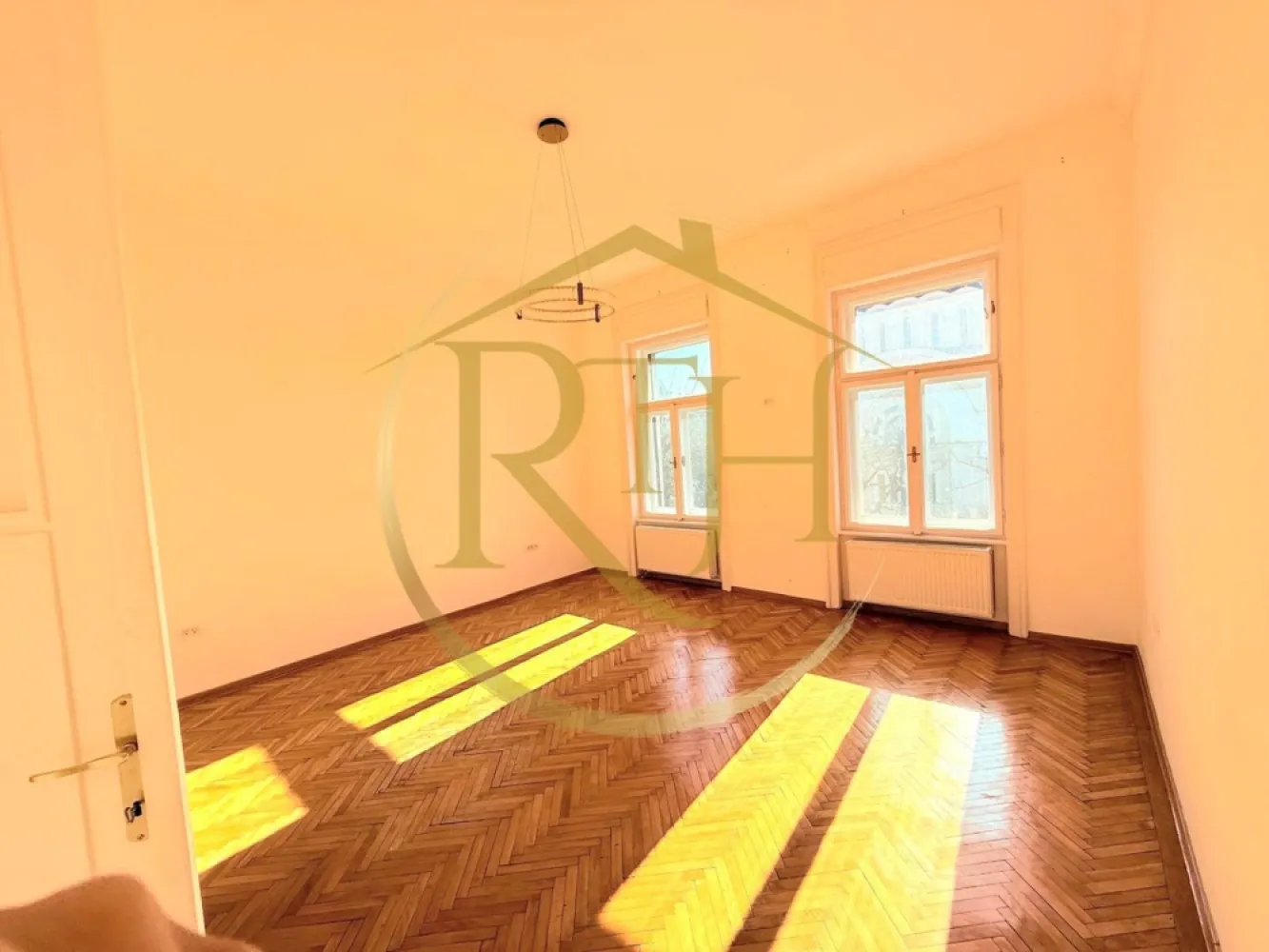 Oferim spre inchiriere spatii pentru birouri, Zona Centrala - Piata Mocionii - Vă propunem spre închiriere un spațiu destinat exclusiv activităților de birou, amplasat într-o zonă centrală a Timișoarei, mai exact în Piața Alexandru Mocioni, la aproximativ 10 minute de Centrul orașului. Locația beneficiază de acces facil către principalele artere de circulație, instituții publice, mijloace de transport în comun și numeroase puncte de interes, fiind o alegere excelentă pentru desfășurarea activităților profesionale.

Spațiul are o suprafață utilă de 86 mp și este compartimentat practic, oferind două încăperi generoase ce pot fi utilizate ca birouri individuale sau spații de lucru pentru echipe. Primul birou are o suprafață de aproximativ 25 mp, iar cel de-al doilea 22 mp, ambele beneficiind de lumină naturală și un ambient plăcut pentru desfășurarea activității. Proprietatea mai dispune de un hol de acces, o bucătărie, o cameră tehnică și două grupuri sanitare, dintre care unul este amenajat cu duș walk-in, oferind un plus de confort pentru angajați.
Confortul termic este asigurat de centrala termică proprie pe gaz și calorifere, ceea ce permite un control eficient al temperaturii și al costurilor de întreținere pe tot parcursul anului. Daca este nevoie se monteaza si clima . 

Datorită poziționării centrale și compartimentării funcționale, spațiul este potrivit pentru firme de consultanță, contabilitate, avocatură, arhitectură, IT, proiectare, servicii profesionale sau orice altă activitate care necesită un sediu reprezentativ și bine amplasat.
Spațiul se închiriază exclusiv pentru activități de birou.
Chirie: 800 euro/lună + garanție 800 euro + comision agenție.
Proprietate reprezentată de RealTimHouse.ro – Un pas spre un loc doar al tău!