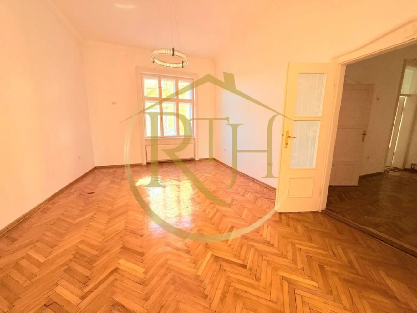 Oferim spre inchiriere spatii pentru birouri, Zona Centrala - Piata Mocionii - Vă propunem spre închiriere un spațiu destinat exclusiv activităților de birou, amplasat într-o zonă centrală a Timișoarei, mai exact în Piața Alexandru Mocioni, la aproximativ 10 minute de Centrul orașului. Locația beneficiază de acces facil către principalele artere de circulație, instituții publice, mijloace de transport în comun și numeroase puncte de interes, fiind o alegere excelentă pentru desfășurarea activităților profesionale.

Spațiul are o suprafață utilă de 86 mp și este compartimentat practic, oferind două încăperi generoase ce pot fi utilizate ca birouri individuale sau spații de lucru pentru echipe. Primul birou are o suprafață de aproximativ 25 mp, iar cel de-al doilea 22 mp, ambele beneficiind de lumină naturală și un ambient plăcut pentru desfășurarea activității. Proprietatea mai dispune de un hol de acces, o bucătărie, o cameră tehnică și două grupuri sanitare, dintre care unul este amenajat cu duș walk-in, oferind un plus de confort pentru angajați.
Confortul termic este asigurat de centrala termică proprie pe gaz și calorifere, ceea ce permite un control eficient al temperaturii și al costurilor de întreținere pe tot parcursul anului. Daca este nevoie se monteaza si clima . 

Datorită poziționării centrale și compartimentării funcționale, spațiul este potrivit pentru firme de consultanță, contabilitate, avocatură, arhitectură, IT, proiectare, servicii profesionale sau orice altă activitate care necesită un sediu reprezentativ și bine amplasat.
Spațiul se închiriază exclusiv pentru activități de birou.
Chirie: 800 euro/lună + garanție 800 euro + comision agenție.
Proprietate reprezentată de RealTimHouse.ro – Un pas spre un loc doar al tău!