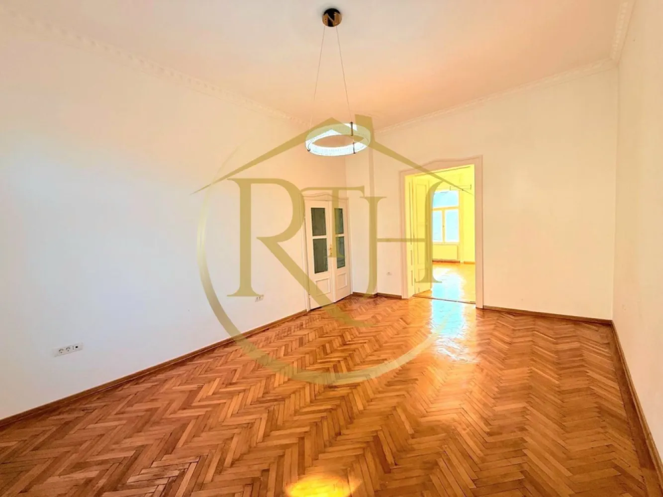 Oferim spre inchiriere spatii pentru birouri, Zona Centrala - Piata Mocionii - Vă propunem spre închiriere un spațiu destinat exclusiv activităților de birou, amplasat într-o zonă centrală a Timișoarei, mai exact în Piața Alexandru Mocioni, la aproximativ 10 minute de Centrul orașului. Locația beneficiază de acces facil către principalele artere de circulație, instituții publice, mijloace de transport în comun și numeroase puncte de interes, fiind o alegere excelentă pentru desfășurarea activităților profesionale.

Spațiul are o suprafață utilă de 86 mp și este compartimentat practic, oferind două încăperi generoase ce pot fi utilizate ca birouri individuale sau spații de lucru pentru echipe. Primul birou are o suprafață de aproximativ 25 mp, iar cel de-al doilea 22 mp, ambele beneficiind de lumină naturală și un ambient plăcut pentru desfășurarea activității. Proprietatea mai dispune de un hol de acces, o bucătărie, o cameră tehnică și două grupuri sanitare, dintre care unul este amenajat cu duș walk-in, oferind un plus de confort pentru angajați.
Confortul termic este asigurat de centrala termică proprie pe gaz și calorifere, ceea ce permite un control eficient al temperaturii și al costurilor de întreținere pe tot parcursul anului. Daca este nevoie se monteaza si clima . 

Datorită poziționării centrale și compartimentării funcționale, spațiul este potrivit pentru firme de consultanță, contabilitate, avocatură, arhitectură, IT, proiectare, servicii profesionale sau orice altă activitate care necesită un sediu reprezentativ și bine amplasat.
Spațiul se închiriază exclusiv pentru activități de birou.
Chirie: 800 euro/lună + garanție 800 euro + comision agenție.
Proprietate reprezentată de RealTimHouse.ro – Un pas spre un loc doar al tău!