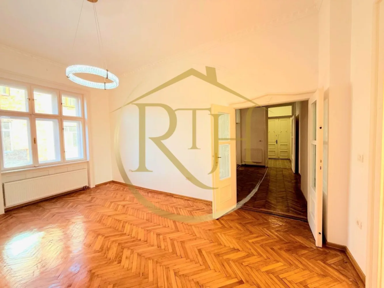 Oferim spre inchiriere spatii pentru birouri, Zona Centrala - Piata Mocionii - Vă propunem spre închiriere un spațiu destinat exclusiv activităților de birou, amplasat într-o zonă centrală a Timișoarei, mai exact în Piața Alexandru Mocioni, la aproximativ 10 minute de Centrul orașului. Locația beneficiază de acces facil către principalele artere de circulație, instituții publice, mijloace de transport în comun și numeroase puncte de interes, fiind o alegere excelentă pentru desfășurarea activităților profesionale.

Spațiul are o suprafață utilă de 86 mp și este compartimentat practic, oferind două încăperi generoase ce pot fi utilizate ca birouri individuale sau spații de lucru pentru echipe. Primul birou are o suprafață de aproximativ 25 mp, iar cel de-al doilea 22 mp, ambele beneficiind de lumină naturală și un ambient plăcut pentru desfășurarea activității. Proprietatea mai dispune de un hol de acces, o bucătărie, o cameră tehnică și două grupuri sanitare, dintre care unul este amenajat cu duș walk-in, oferind un plus de confort pentru angajați.
Confortul termic este asigurat de centrala termică proprie pe gaz și calorifere, ceea ce permite un control eficient al temperaturii și al costurilor de întreținere pe tot parcursul anului. Daca este nevoie se monteaza si clima . 

Datorită poziționării centrale și compartimentării funcționale, spațiul este potrivit pentru firme de consultanță, contabilitate, avocatură, arhitectură, IT, proiectare, servicii profesionale sau orice altă activitate care necesită un sediu reprezentativ și bine amplasat.
Spațiul se închiriază exclusiv pentru activități de birou.
Chirie: 800 euro/lună + garanție 800 euro + comision agenție.
Proprietate reprezentată de RealTimHouse.ro – Un pas spre un loc doar al tău!