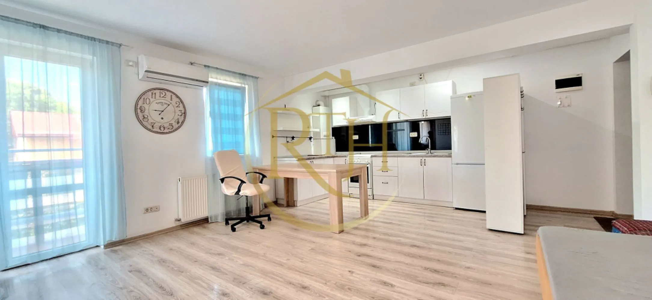Apartament cu 2 camere de închiriat în Giroc – bloc nou, Langa Parc Giroc - Vă propunem spre închiriere un apartament spațios cu 2 camere, situat la etajul 1 al unui bloc nou din Giroc, pe strada Preot David Voniga, chiar langa Parc Giroc. Proprietatea beneficiază de o amplasare excelentă, într-o zonă liniștită și foarte bine dezvoltată, cu acces rapid către toate facilitățile necesare. La doar 2 minute de mers pe jos se află magazine precum Profi, Lidl, Pepco, Mega Image și ILocale, săli de fitness și stații pentru mijloacele de transport în comun, iar în aproximativ 10 minute se poate ajunge la Liceul Teoretic David Voniga, Primăria Giroc, biserică, grădinițe și alte puncte de interes.

Apartamentul este compartimentat modern și funcțional, fiind compus dintr-un living generos cu bucătărie open-space, un dormitor matrimonial, o baie spațioasă prevăzută cu cadă și geam pentru aerisire naturală, precum și un balcon cu acces din living, ideal pentru momentele de relaxare.
Locuința este complet mobilată și utilată, fiind pregătită pentru mutare imediată. Bucătăria este echipată cu frigider, aragaz și hotă, iar apartamentul dispune și de mașină de spălat rufe. Confortul termic este asigurat de centrala termică proprie pe gaz, calorifere și aparat de aer condiționat, oferind un ambient plăcut pe tot parcursul anului.

Apartamentul se închiriază exact așa cum poate fi văzut în fotografii și în turul video, fiind o alegere excelentă pentru un cuplu, o familie sau o persoană care își dorește o locuință primitoare, bine compartimentată și situată într-o zonă liniștită, cu acces rapid către magazine, parc, mijloace de transport și toate facilitățile necesare. Proprietatea este pet friendly, animalele de companie fiind binevenite.

Vizionare online: https://youtu.be/BJJIcegeF-8?is=oL4ovolhs65etUyK
Preț: 350 euro/lună + garanție 350 euro + comision agenție.
Proprietate reprezentată în exclusivitate de RealTimHouse.ro – Un pas spre un loc doar al tău!
