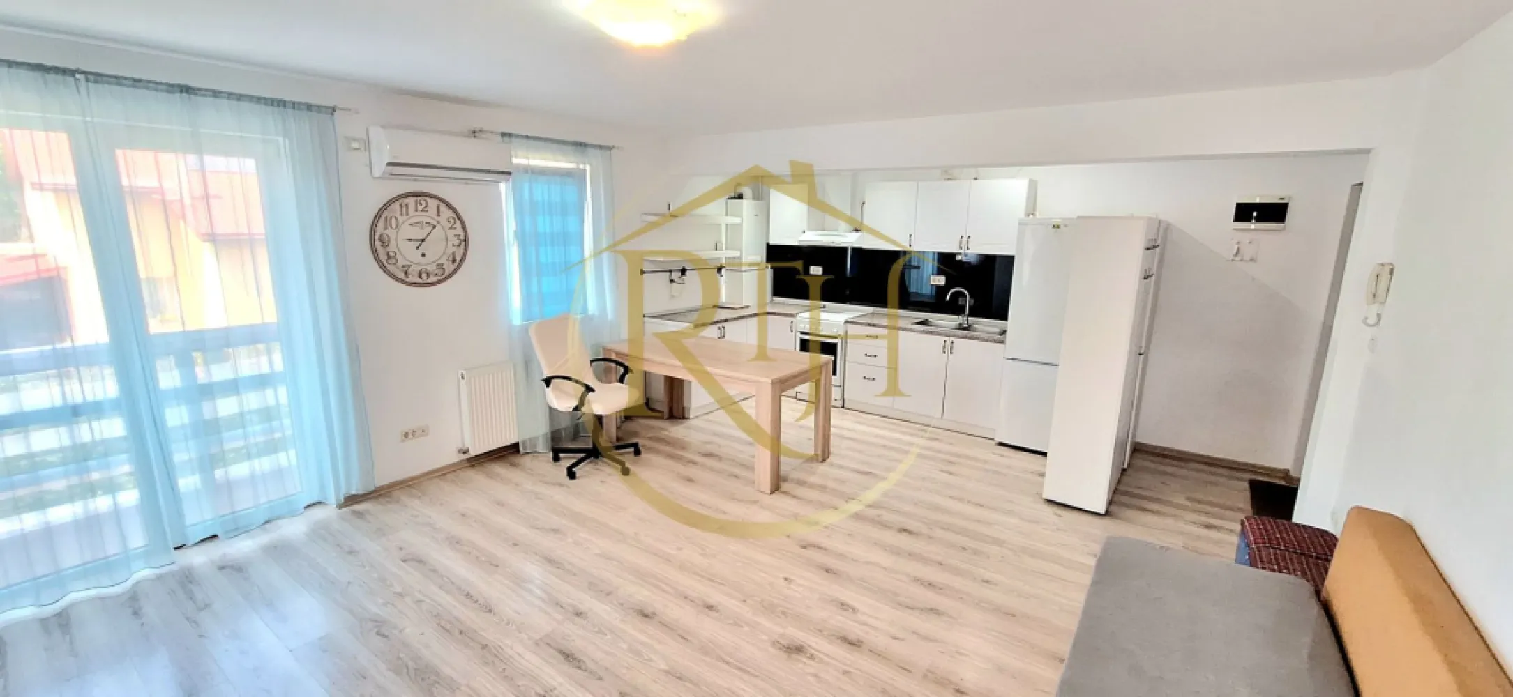Apartament cu 2 camere de închiriat în Giroc – bloc nou, Langa Parc Giroc - Vă propunem spre închiriere un apartament spațios cu 2 camere, situat la etajul 1 al unui bloc nou din Giroc, pe strada Preot David Voniga, chiar langa Parc Giroc. Proprietatea beneficiază de o amplasare excelentă, într-o zonă liniștită și foarte bine dezvoltată, cu acces rapid către toate facilitățile necesare. La doar 2 minute de mers pe jos se află magazine precum Profi, Lidl, Pepco, Mega Image și ILocale, săli de fitness și stații pentru mijloacele de transport în comun, iar în aproximativ 10 minute se poate ajunge la Liceul Teoretic David Voniga, Primăria Giroc, biserică, grădinițe și alte puncte de interes.

Apartamentul este compartimentat modern și funcțional, fiind compus dintr-un living generos cu bucătărie open-space, un dormitor matrimonial, o baie spațioasă prevăzută cu cadă și geam pentru aerisire naturală, precum și un balcon cu acces din living, ideal pentru momentele de relaxare.
Locuința este complet mobilată și utilată, fiind pregătită pentru mutare imediată. Bucătăria este echipată cu frigider, aragaz și hotă, iar apartamentul dispune și de mașină de spălat rufe. Confortul termic este asigurat de centrala termică proprie pe gaz, calorifere și aparat de aer condiționat, oferind un ambient plăcut pe tot parcursul anului.

Apartamentul se închiriază exact așa cum poate fi văzut în fotografii și în turul video, fiind o alegere excelentă pentru un cuplu, o familie sau o persoană care își dorește o locuință primitoare, bine compartimentată și situată într-o zonă liniștită, cu acces rapid către magazine, parc, mijloace de transport și toate facilitățile necesare. Proprietatea este pet friendly, animalele de companie fiind binevenite.

Vizionare online: https://youtu.be/BJJIcegeF-8?is=oL4ovolhs65etUyK
Preț: 350 euro/lună + garanție 350 euro + comision agenție.
Proprietate reprezentată în exclusivitate de RealTimHouse.ro – Un pas spre un loc doar al tău!