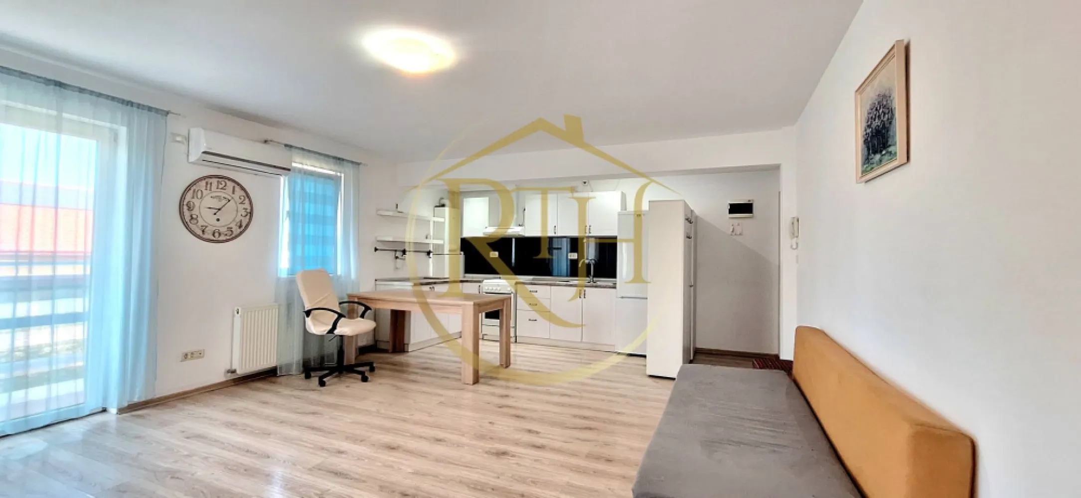 Apartament cu 2 camere de închiriat în Giroc – bloc nou, Langa Parc Giroc - Vă propunem spre închiriere un apartament spațios cu 2 camere, situat la etajul 1 al unui bloc nou din Giroc, pe strada Preot David Voniga, chiar langa Parc Giroc. Proprietatea beneficiază de o amplasare excelentă, într-o zonă liniștită și foarte bine dezvoltată, cu acces rapid către toate facilitățile necesare. La doar 2 minute de mers pe jos se află magazine precum Profi, Lidl, Pepco, Mega Image și ILocale, săli de fitness și stații pentru mijloacele de transport în comun, iar în aproximativ 10 minute se poate ajunge la Liceul Teoretic David Voniga, Primăria Giroc, biserică, grădinițe și alte puncte de interes.

Apartamentul este compartimentat modern și funcțional, fiind compus dintr-un living generos cu bucătărie open-space, un dormitor matrimonial, o baie spațioasă prevăzută cu cadă și geam pentru aerisire naturală, precum și un balcon cu acces din living, ideal pentru momentele de relaxare.
Locuința este complet mobilată și utilată, fiind pregătită pentru mutare imediată. Bucătăria este echipată cu frigider, aragaz și hotă, iar apartamentul dispune și de mașină de spălat rufe. Confortul termic este asigurat de centrala termică proprie pe gaz, calorifere și aparat de aer condiționat, oferind un ambient plăcut pe tot parcursul anului.

Apartamentul se închiriază exact așa cum poate fi văzut în fotografii și în turul video, fiind o alegere excelentă pentru un cuplu, o familie sau o persoană care își dorește o locuință primitoare, bine compartimentată și situată într-o zonă liniștită, cu acces rapid către magazine, parc, mijloace de transport și toate facilitățile necesare. Proprietatea este pet friendly, animalele de companie fiind binevenite.

Vizionare online: https://youtu.be/BJJIcegeF-8?is=oL4ovolhs65etUyK
Preț: 350 euro/lună + garanție 350 euro + comision agenție.
Proprietate reprezentată în exclusivitate de RealTimHouse.ro – Un pas spre un loc doar al tău!