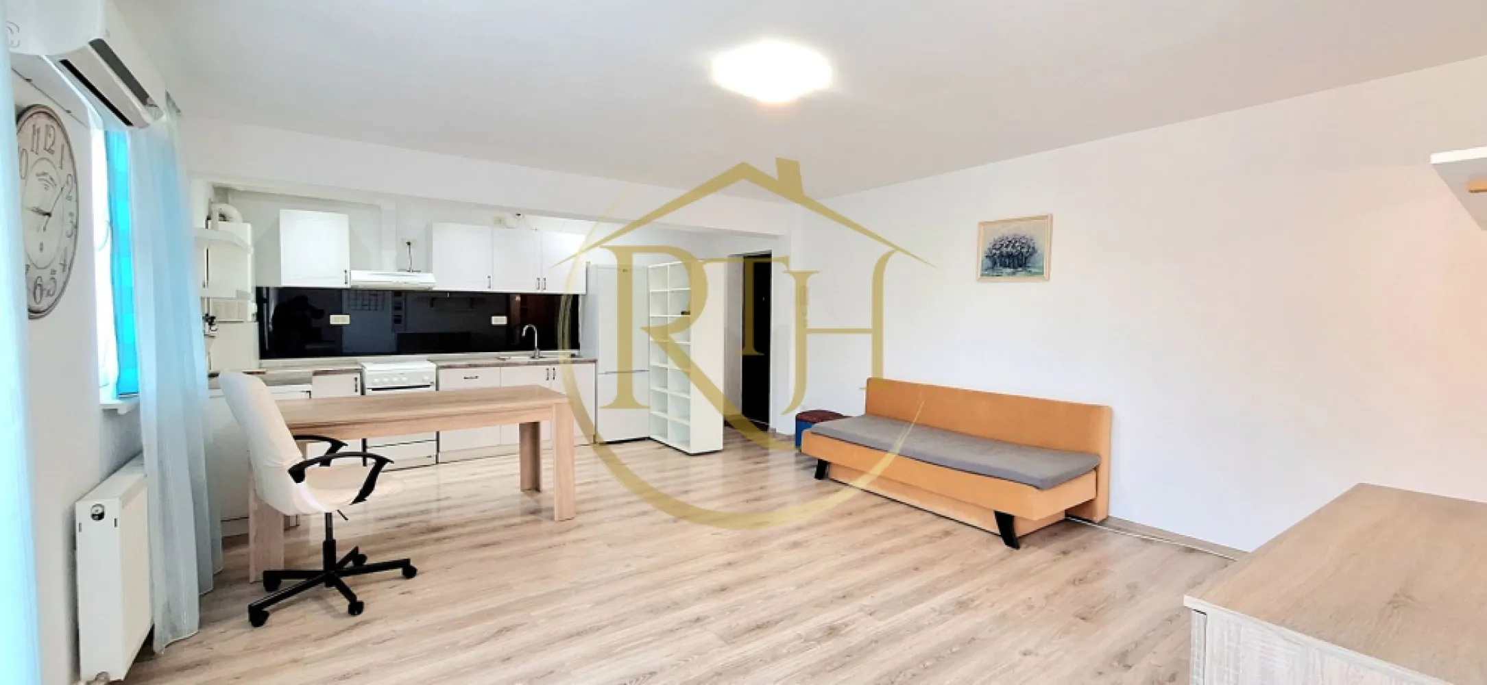 Apartament cu 2 camere de închiriat în Giroc – bloc nou, Langa Parc Giroc - Vă propunem spre închiriere un apartament spațios cu 2 camere, situat la etajul 1 al unui bloc nou din Giroc, pe strada Preot David Voniga, chiar langa Parc Giroc. Proprietatea beneficiază de o amplasare excelentă, într-o zonă liniștită și foarte bine dezvoltată, cu acces rapid către toate facilitățile necesare. La doar 2 minute de mers pe jos se află magazine precum Profi, Lidl, Pepco, Mega Image și ILocale, săli de fitness și stații pentru mijloacele de transport în comun, iar în aproximativ 10 minute se poate ajunge la Liceul Teoretic David Voniga, Primăria Giroc, biserică, grădinițe și alte puncte de interes.

Apartamentul este compartimentat modern și funcțional, fiind compus dintr-un living generos cu bucătărie open-space, un dormitor matrimonial, o baie spațioasă prevăzută cu cadă și geam pentru aerisire naturală, precum și un balcon cu acces din living, ideal pentru momentele de relaxare.
Locuința este complet mobilată și utilată, fiind pregătită pentru mutare imediată. Bucătăria este echipată cu frigider, aragaz și hotă, iar apartamentul dispune și de mașină de spălat rufe. Confortul termic este asigurat de centrala termică proprie pe gaz, calorifere și aparat de aer condiționat, oferind un ambient plăcut pe tot parcursul anului.

Apartamentul se închiriază exact așa cum poate fi văzut în fotografii și în turul video, fiind o alegere excelentă pentru un cuplu, o familie sau o persoană care își dorește o locuință primitoare, bine compartimentată și situată într-o zonă liniștită, cu acces rapid către magazine, parc, mijloace de transport și toate facilitățile necesare. Proprietatea este pet friendly, animalele de companie fiind binevenite.

Vizionare online: https://youtu.be/BJJIcegeF-8?is=oL4ovolhs65etUyK
Preț: 350 euro/lună + garanție 350 euro + comision agenție.
Proprietate reprezentată în exclusivitate de RealTimHouse.ro – Un pas spre un loc doar al tău!