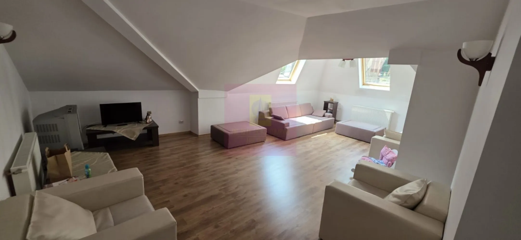 Vila de vanzare in Sinaia - Vilă de vânzare în Sinaia cu suprafață de 400 mp utili, aproape de Castelul Peleș

Agenția Imobiliară Mervani vă prezintă o proprietate deosebită, situată într-una dintre cele mai apreciate zone ale orașului Sinaia, în apropierea Castelului Peleș – o locație liniștită, elegantă și cu un farmec aparte.

Construită în anul 1930 și renovată în anul 2008, vila păstrează caracterul construcțiilor de epocă din Sinaia, fiind adaptată cerințelor actuale de confort.

Proprietatea este amplasată pe un teren în suprafață de 502 mp, cu o curte terasată, amenajată practic, având atât acces pietonal, cât și acces auto.

Vila are un regim de înălțime D + P + E + Mansardă și oferă o suprafață utilă generoasă de aproximativ 400 mp, fiind potrivită atât pentru rezidență permanentă, casă de vacanță, cât și pentru investiție turistică.

Compartimentare:

Demisol – 114 mp
Demisolul beneficiază de acces atât din interiorul vilei, cât și de acces separat direct din stradă, ceea ce oferă multiple posibilități de utilizare.

Spațiul este amenajat cu pardoseală din gresie, încălzire prin calorifere, centrală termică proprie, chiuvetă și scurgere. În prezent este utilizat ca spațiu de depozitare, dar poate fi adaptat pentru alte funcționalități.

Parter – 113 mp
Parterul este format din:

 hol generos cu acces direct din curte;
 3 dormitoare;
 3 grupuri sanitare;
 spațiu tehnic;
 acces secundar;
 scară de acces către etaj;
 scară de acces către demisol.

Etaj – 113 mp
Un nivel luminos și bine compartimentat, compus din:

 hol generos cu balcon;
 dormitor;
 dormitor cu două balcoane;
 dormitor cu balcon propriu;
 hol de acces;
 grup sanitar;
 zonă de luat masa;
 bucătărie;
 baie cu cadă.

Pardoseala este finisată cu parchet, oferind un ambient cald și primitor.

Mansardă – 70 mp
Un spațiu cochet, amenajat eficient, cu ferestre Velux și zone de depozitare, compus din:

 dormitor;
 cameră de zi cu suprafață generoasă;
 baie cu cadă.

Detalii tehnice:

 construcție solidă din cărămidă;
 fundație din beton cu piatră;
 planșeu din lemn între parter, etaj și mansardă;
 tâmplărie PVC cu geam termopan;
 termosistem exterior;
 încălzire cu 3 centrale termice și calorifere;
 branșament curent trifazat;
 racordată la rețeaua de canalizare.

Datorită suprafeței generoase, compartimentării și poziționării excelente, vila oferă un potențial ridicat pentru recompartimentare în mai multe apartamente sau transformare într-o unitate de cazare turistică.

O proprietate rară în Sinaia, într-o zonă cu istorie, aproape de unul dintre cele mai importante obiective turistice ale României – Castelul Peleș.
Agenția Imobiliară Mervani
Contact: 0729 935 536