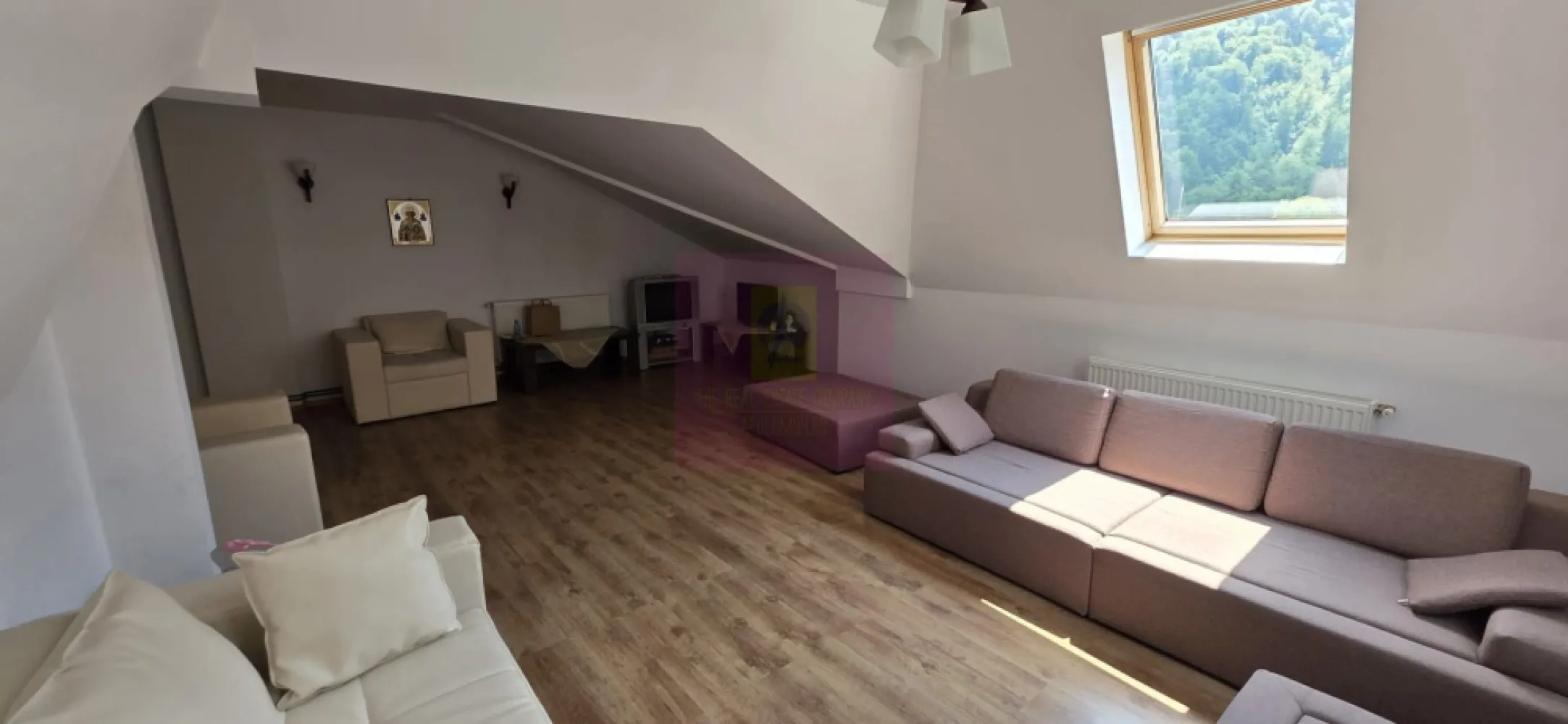 Vila de vanzare in Sinaia - Vilă de vânzare în Sinaia cu suprafață de 400 mp utili, aproape de Castelul Peleș

Agenția Imobiliară Mervani vă prezintă o proprietate deosebită, situată într-una dintre cele mai apreciate zone ale orașului Sinaia, în apropierea Castelului Peleș – o locație liniștită, elegantă și cu un farmec aparte.

Construită în anul 1930 și renovată în anul 2008, vila păstrează caracterul construcțiilor de epocă din Sinaia, fiind adaptată cerințelor actuale de confort.

Proprietatea este amplasată pe un teren în suprafață de 502 mp, cu o curte terasată, amenajată practic, având atât acces pietonal, cât și acces auto.

Vila are un regim de înălțime D + P + E + Mansardă și oferă o suprafață utilă generoasă de aproximativ 400 mp, fiind potrivită atât pentru rezidență permanentă, casă de vacanță, cât și pentru investiție turistică.

Compartimentare:

Demisol – 114 mp
Demisolul beneficiază de acces atât din interiorul vilei, cât și de acces separat direct din stradă, ceea ce oferă multiple posibilități de utilizare.

Spațiul este amenajat cu pardoseală din gresie, încălzire prin calorifere, centrală termică proprie, chiuvetă și scurgere. În prezent este utilizat ca spațiu de depozitare, dar poate fi adaptat pentru alte funcționalități.

Parter – 113 mp
Parterul este format din:

 hol generos cu acces direct din curte;
 3 dormitoare;
 3 grupuri sanitare;
 spațiu tehnic;
 acces secundar;
 scară de acces către etaj;
 scară de acces către demisol.

Etaj – 113 mp
Un nivel luminos și bine compartimentat, compus din:

 hol generos cu balcon;
 dormitor;
 dormitor cu două balcoane;
 dormitor cu balcon propriu;
 hol de acces;
 grup sanitar;
 zonă de luat masa;
 bucătărie;
 baie cu cadă.

Pardoseala este finisată cu parchet, oferind un ambient cald și primitor.

Mansardă – 70 mp
Un spațiu cochet, amenajat eficient, cu ferestre Velux și zone de depozitare, compus din:

 dormitor;
 cameră de zi cu suprafață generoasă;
 baie cu cadă.

Detalii tehnice:

 construcție solidă din cărămidă;
 fundație din beton cu piatră;
 planșeu din lemn între parter, etaj și mansardă;
 tâmplărie PVC cu geam termopan;
 termosistem exterior;
 încălzire cu 3 centrale termice și calorifere;
 branșament curent trifazat;
 racordată la rețeaua de canalizare.

Datorită suprafeței generoase, compartimentării și poziționării excelente, vila oferă un potențial ridicat pentru recompartimentare în mai multe apartamente sau transformare într-o unitate de cazare turistică.

O proprietate rară în Sinaia, într-o zonă cu istorie, aproape de unul dintre cele mai importante obiective turistice ale României – Castelul Peleș.
Agenția Imobiliară Mervani
Contact: 0729 935 536