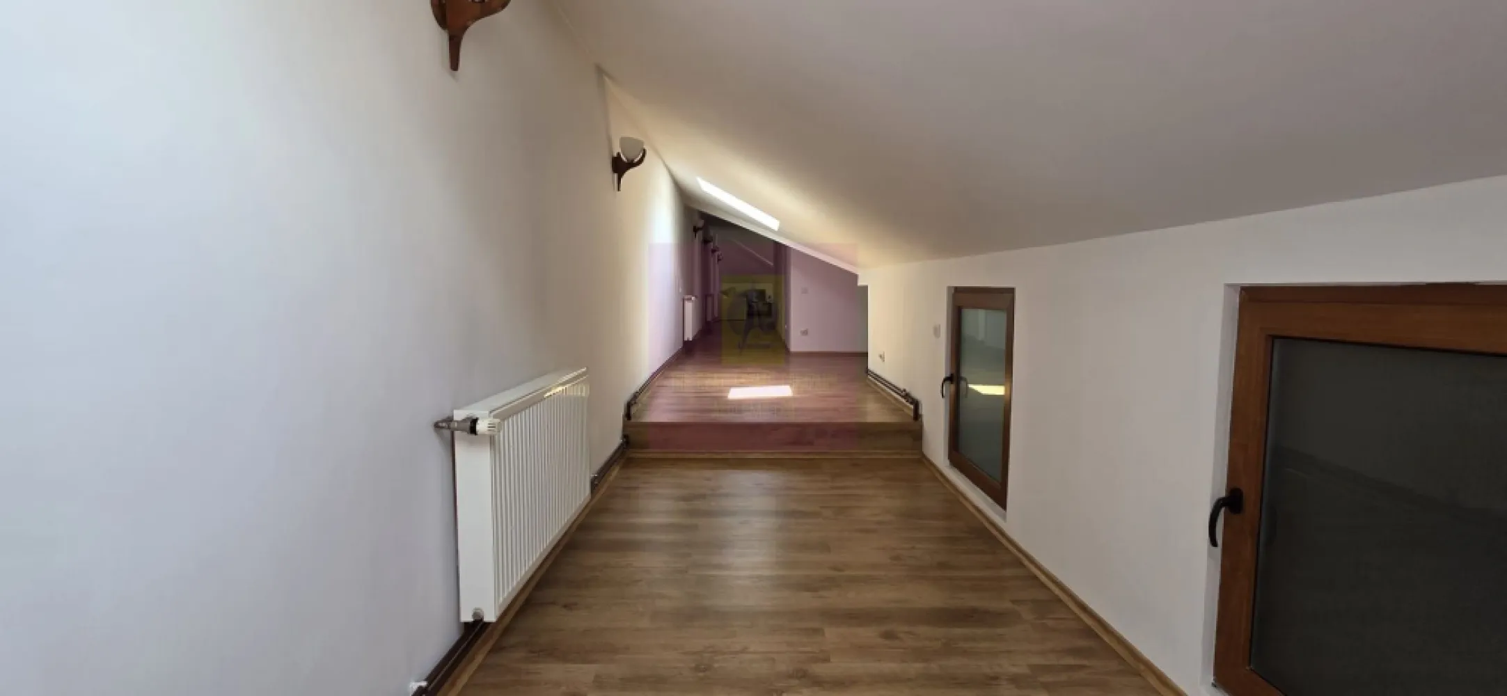 Vila de vanzare in Sinaia - Vilă de vânzare în Sinaia cu suprafață de 400 mp utili, aproape de Castelul Peleș

Agenția Imobiliară Mervani vă prezintă o proprietate deosebită, situată într-una dintre cele mai apreciate zone ale orașului Sinaia, în apropierea Castelului Peleș – o locație liniștită, elegantă și cu un farmec aparte.

Construită în anul 1930 și renovată în anul 2008, vila păstrează caracterul construcțiilor de epocă din Sinaia, fiind adaptată cerințelor actuale de confort.

Proprietatea este amplasată pe un teren în suprafață de 502 mp, cu o curte terasată, amenajată practic, având atât acces pietonal, cât și acces auto.

Vila are un regim de înălțime D + P + E + Mansardă și oferă o suprafață utilă generoasă de aproximativ 400 mp, fiind potrivită atât pentru rezidență permanentă, casă de vacanță, cât și pentru investiție turistică.

Compartimentare:

Demisol – 114 mp
Demisolul beneficiază de acces atât din interiorul vilei, cât și de acces separat direct din stradă, ceea ce oferă multiple posibilități de utilizare.

Spațiul este amenajat cu pardoseală din gresie, încălzire prin calorifere, centrală termică proprie, chiuvetă și scurgere. În prezent este utilizat ca spațiu de depozitare, dar poate fi adaptat pentru alte funcționalități.

Parter – 113 mp
Parterul este format din:

 hol generos cu acces direct din curte;
 3 dormitoare;
 3 grupuri sanitare;
 spațiu tehnic;
 acces secundar;
 scară de acces către etaj;
 scară de acces către demisol.

Etaj – 113 mp
Un nivel luminos și bine compartimentat, compus din:

 hol generos cu balcon;
 dormitor;
 dormitor cu două balcoane;
 dormitor cu balcon propriu;
 hol de acces;
 grup sanitar;
 zonă de luat masa;
 bucătărie;
 baie cu cadă.

Pardoseala este finisată cu parchet, oferind un ambient cald și primitor.

Mansardă – 70 mp
Un spațiu cochet, amenajat eficient, cu ferestre Velux și zone de depozitare, compus din:

 dormitor;
 cameră de zi cu suprafață generoasă;
 baie cu cadă.

Detalii tehnice:

 construcție solidă din cărămidă;
 fundație din beton cu piatră;
 planșeu din lemn între parter, etaj și mansardă;
 tâmplărie PVC cu geam termopan;
 termosistem exterior;
 încălzire cu 3 centrale termice și calorifere;
 branșament curent trifazat;
 racordată la rețeaua de canalizare.

Datorită suprafeței generoase, compartimentării și poziționării excelente, vila oferă un potențial ridicat pentru recompartimentare în mai multe apartamente sau transformare într-o unitate de cazare turistică.

O proprietate rară în Sinaia, într-o zonă cu istorie, aproape de unul dintre cele mai importante obiective turistice ale României – Castelul Peleș.
Agenția Imobiliară Mervani
Contact: 0729 935 536
