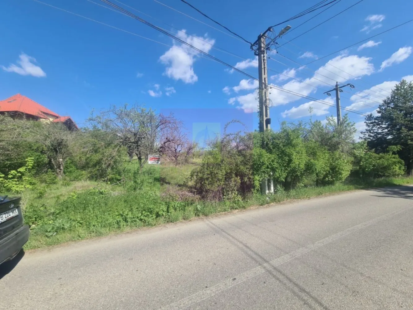 Teren de vanzare in Campina - Teren intravilan de vânzare în Câmpina – Cartier Voila | Locație deosebită, utilități complete și priveliște superbă

Agenția Imobiliară Mervani vă propune spre vânzare un teren intravilan amplasat într-una dintre zonele frumoase și apreciate ale Municipiului Câmpina – cartierul Voila, o locație liniștită, cu acces facil și în continuă dezvoltare.

Zona a devenit tot mai căutată în ultimii ani, valoarea terenurilor fiind în creștere datorită poziției excelente, cadrului natural și construcțiilor noi, moderne și elegante realizate în apropiere.

Proprietatea are o suprafață de 1.300 mp și beneficiază de o ușoară înclinație, avantaj care oferă posibilitatea realizării unei construcții cu o arhitectură specială și cu o priveliște frumoasă asupra împrejurimilor.

- Drum asfaltat până la proprietate
- Zonă liniștită, aerisită, cu locuințe frumoase în vecinătate
- Potrivit pentru casă de vacanță sau reședință permanentă
- Potențial foarte bun de creștere a valorii în timp

Utilități disponibile la limita proprietății:
• Apă
• Canalizare
• Energie electrică
• Gaz
• Internet și CATV

Un teren cu poziție foarte bună, într-o zonă unde natura, liniștea și confortul urban se îmbină perfect.

Agenția Imobiliară Mervani
0729 935 536