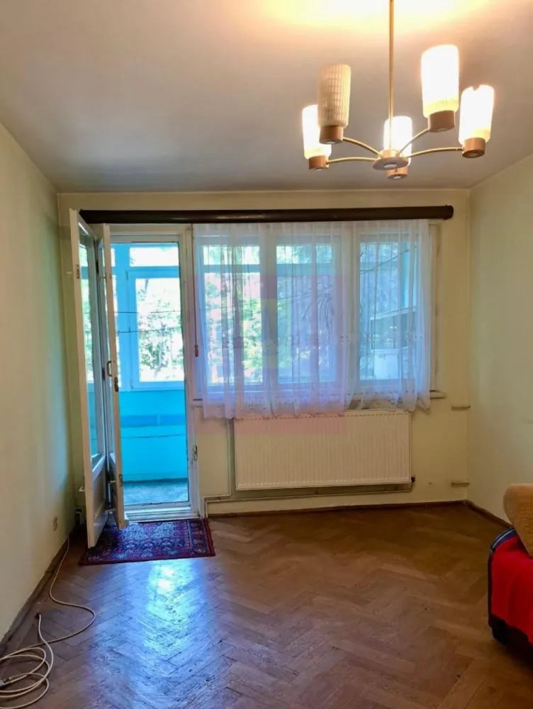 3 camere Berceni- Aleea Ciceu - ### Apartament 3 camere decomandat | Etaj 1 | 72 mp | Berceni – Aleea Ciceu

**Apulum94** vă propune spre vânzare un apartament de 3 camere, confort 1, decomandat, situat în cartierul **Berceni**, pe **Aleea Ciceu**, într-o zonă liniștită și bine conectată la toate facilitățile necesare.

Locuința este amplasată la **etajul 1 din 10** al unui bloc anvelopat termic și dispune de o **suprafață utilă de 65 mp** și o **suprafață totală de 72 mp**. Compartimentarea decomandată oferă un plus de confort și funcționalitate, fiind ideală pentru o familie sau pentru cei care își doresc un spațiu bine organizat.

Blocul este bine întreținut, cu o scară curată și vecini civilizați.

În apropiere se găsesc școli, grădinițe, magazine, supermarketuri, mijloace de transport în comun și alte puncte de interes, ceea ce face ca această proprietate să fie o alegere excelentă atât pentru locuință proprie, cât și pentru investiție.

**Avantaje:**

* Apartament decomandat;
* Etaj 1 din 10;
* Bloc anvelopat termic;
* Suprafață totală de 72 mp;
* Zonă liniștită, cu acces facil la toate facilitățile.

**Pentru mai multe informații sau pentru programarea unei vizionări, vă invit să mă contactați:**

**Dorin Dinu – Apulum94**
📞 **0733 683 454**