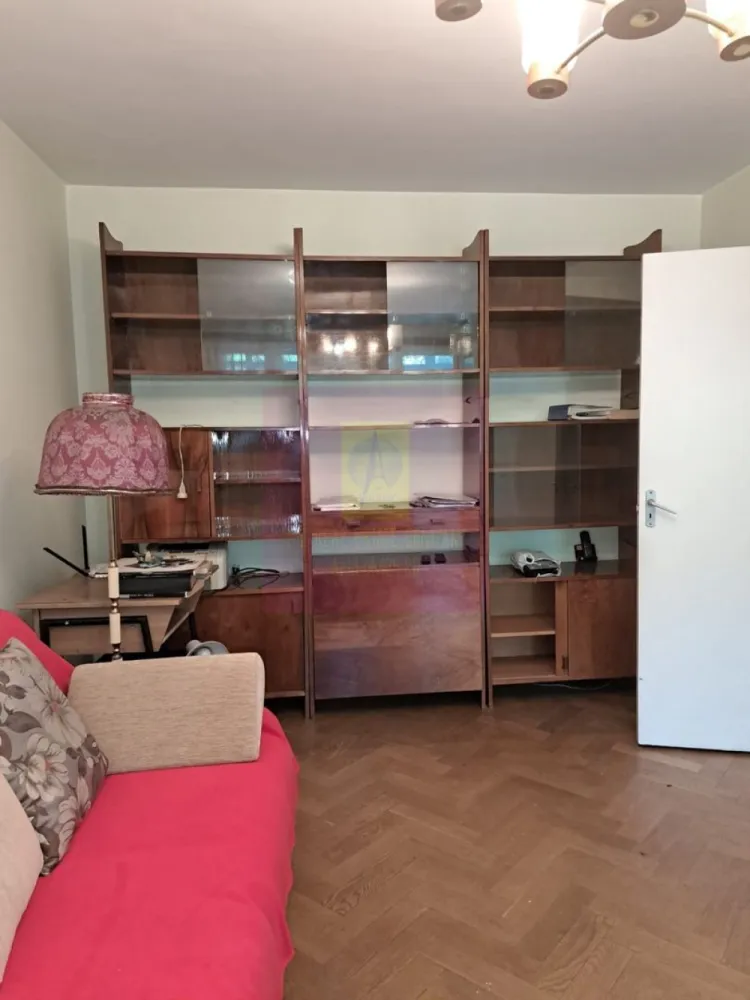 3 camere Berceni- Aleea Ciceu - ### Apartament 3 camere decomandat | Etaj 1 | 72 mp | Berceni – Aleea Ciceu

**Apulum94** vă propune spre vânzare un apartament de 3 camere, confort 1, decomandat, situat în cartierul **Berceni**, pe **Aleea Ciceu**, într-o zonă liniștită și bine conectată la toate facilitățile necesare.

Locuința este amplasată la **etajul 1 din 10** al unui bloc anvelopat termic și dispune de o **suprafață utilă de 65 mp** și o **suprafață totală de 72 mp**. Compartimentarea decomandată oferă un plus de confort și funcționalitate, fiind ideală pentru o familie sau pentru cei care își doresc un spațiu bine organizat.

Blocul este bine întreținut, cu o scară curată și vecini civilizați.

În apropiere se găsesc școli, grădinițe, magazine, supermarketuri, mijloace de transport în comun și alte puncte de interes, ceea ce face ca această proprietate să fie o alegere excelentă atât pentru locuință proprie, cât și pentru investiție.

**Avantaje:**

* Apartament decomandat;
* Etaj 1 din 10;
* Bloc anvelopat termic;
* Suprafață totală de 72 mp;
* Zonă liniștită, cu acces facil la toate facilitățile.

**Pentru mai multe informații sau pentru programarea unei vizionări, vă invit să mă contactați:**

**Dorin Dinu – Apulum94**
📞 **0733 683 454**