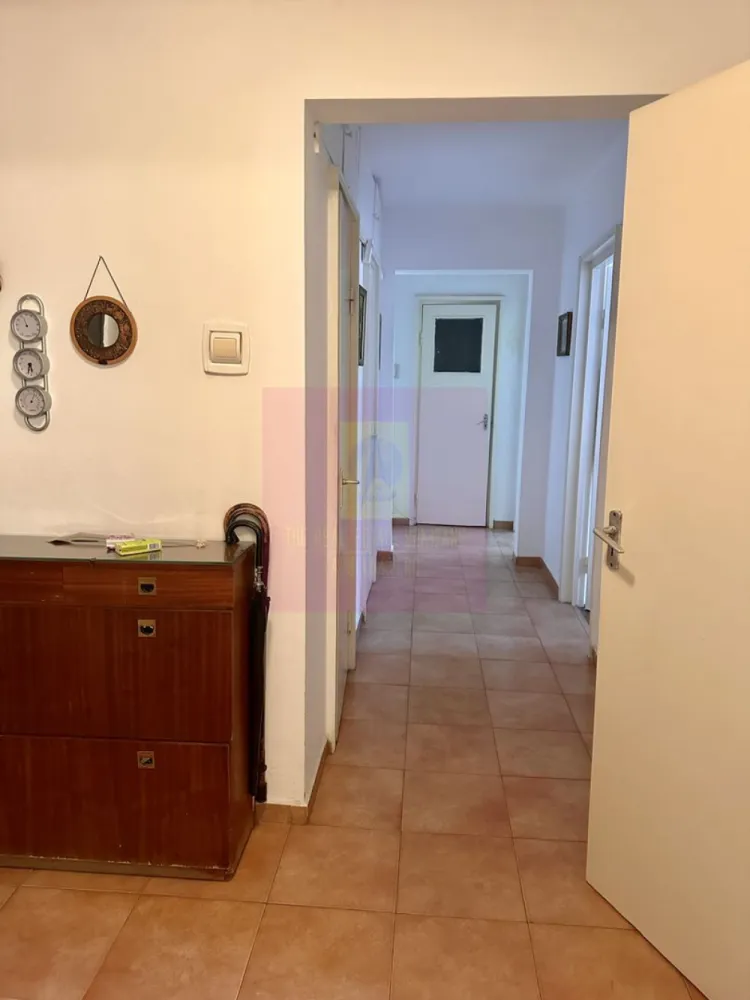 3 camere Berceni- Aleea Ciceu - ### Apartament 3 camere decomandat | Etaj 1 | 72 mp | Berceni – Aleea Ciceu

**Apulum94** vă propune spre vânzare un apartament de 3 camere, confort 1, decomandat, situat în cartierul **Berceni**, pe **Aleea Ciceu**, într-o zonă liniștită și bine conectată la toate facilitățile necesare.

Locuința este amplasată la **etajul 1 din 10** al unui bloc anvelopat termic și dispune de o **suprafață utilă de 65 mp** și o **suprafață totală de 72 mp**. Compartimentarea decomandată oferă un plus de confort și funcționalitate, fiind ideală pentru o familie sau pentru cei care își doresc un spațiu bine organizat.

Blocul este bine întreținut, cu o scară curată și vecini civilizați.

În apropiere se găsesc școli, grădinițe, magazine, supermarketuri, mijloace de transport în comun și alte puncte de interes, ceea ce face ca această proprietate să fie o alegere excelentă atât pentru locuință proprie, cât și pentru investiție.

**Avantaje:**

* Apartament decomandat;
* Etaj 1 din 10;
* Bloc anvelopat termic;
* Suprafață totală de 72 mp;
* Zonă liniștită, cu acces facil la toate facilitățile.

**Pentru mai multe informații sau pentru programarea unei vizionări, vă invit să mă contactați:**

**Dorin Dinu – Apulum94**
📞 **0733 683 454**