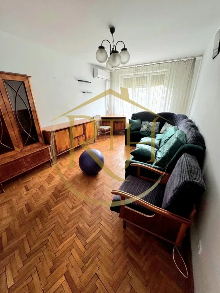 Apartament 3 camere decomandat, Complexul Studențesc, F.C. Ripensia,0% Comision - Vă propunem spre vânzare un apartament cu 3 camere, model decomandat, situat în Complexul Studențesc, pe strada F.C. Ripensia, la etajul 7 din 8 al unui bloc prevăzut cu lift. Proprietatea beneficiază de o amplasare excelentă, chiar lângă Sala Olimpia și Centrul Regional de Afaceri, la doar câteva minute de Facultatea de Drept, Universitatea Politehnica Timișoara, precum și în apropierea magazinelor Profi, Prospero și a numeroaselor puncte de interes din zonă.

Apartamentul este compartimentat practic și oferă un spațiu generos, fiind compus din trei camere separate, o bucătărie închisă cu ieșire în balcon, două băi, dintre care una este prevăzută cu cadă și geam pentru aerisire naturală, iar cea de-a doua este o baie de serviciu. În plus, locuința dispune de o debara, ideală pentru depozitare. Balconul este închis cu tâmplărie PVC și geam termopan, oferind un spațiu suplimentar util.

Confortul locuinței este completat de ferestrele cu geam termopan, dotate cu jaluzele și rulouri, precum și de centrala termică proprie pe gaz, montată recent, caloriferele noi și aparatul de aer condiționat, care asigură o temperatură optimă în orice perioadă a anului.
Apartamentul necesită unele lucrări de renovare, oferind astfel viitorului proprietar posibilitatea de a-l amenaja după propriul gust și necesități. Datorită compartimentării decomandate, poziționării excelente și proximității față de universități și centrul orașului, proprietatea reprezintă o alegere foarte bună atât pentru locuit, cât și pentru investiție, având un potențial ridicat pentru închiriere.

Apartamentul se vinde exact așa cum se prezintă în fotografii.
Preț: 119.600 euro, foarte ușor negociabil.
0% comision pentru cumpărător.
Proprietate reprezentată de RealTimHouse.ro – Un pas spre un loc doar al tău.