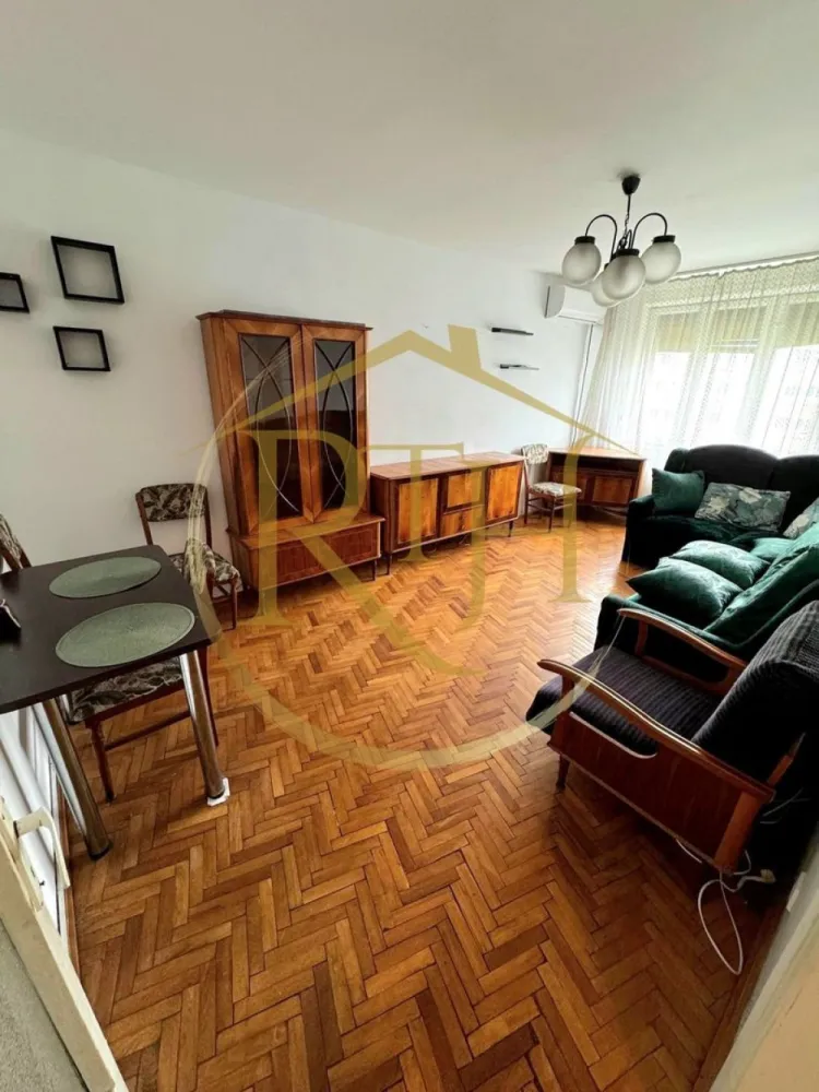 Apartament 3 camere decomandat, Complexul Studențesc, F.C. Ripensia,0% Comision - Vă propunem spre vânzare un apartament cu 3 camere, model decomandat, situat în Complexul Studențesc, pe strada F.C. Ripensia, la etajul 7 din 8 al unui bloc prevăzut cu lift. Proprietatea beneficiază de o amplasare excelentă, chiar lângă Sala Olimpia și Centrul Regional de Afaceri, la doar câteva minute de Facultatea de Drept, Universitatea Politehnica Timișoara, precum și în apropierea magazinelor Profi, Prospero și a numeroaselor puncte de interes din zonă.

Apartamentul este compartimentat practic și oferă un spațiu generos, fiind compus din trei camere separate, o bucătărie închisă cu ieșire în balcon, două băi, dintre care una este prevăzută cu cadă și geam pentru aerisire naturală, iar cea de-a doua este o baie de serviciu. În plus, locuința dispune de o debara, ideală pentru depozitare. Balconul este închis cu tâmplărie PVC și geam termopan, oferind un spațiu suplimentar util.

Confortul locuinței este completat de ferestrele cu geam termopan, dotate cu jaluzele și rulouri, precum și de centrala termică proprie pe gaz, montată recent, caloriferele noi și aparatul de aer condiționat, care asigură o temperatură optimă în orice perioadă a anului.
Apartamentul necesită unele lucrări de renovare, oferind astfel viitorului proprietar posibilitatea de a-l amenaja după propriul gust și necesități. Datorită compartimentării decomandate, poziționării excelente și proximității față de universități și centrul orașului, proprietatea reprezintă o alegere foarte bună atât pentru locuit, cât și pentru investiție, având un potențial ridicat pentru închiriere.

Apartamentul se vinde exact așa cum se prezintă în fotografii.
Preț: 119.600 euro, foarte ușor negociabil.
0% comision pentru cumpărător.
Proprietate reprezentată de RealTimHouse.ro – Un pas spre un loc doar al tău.