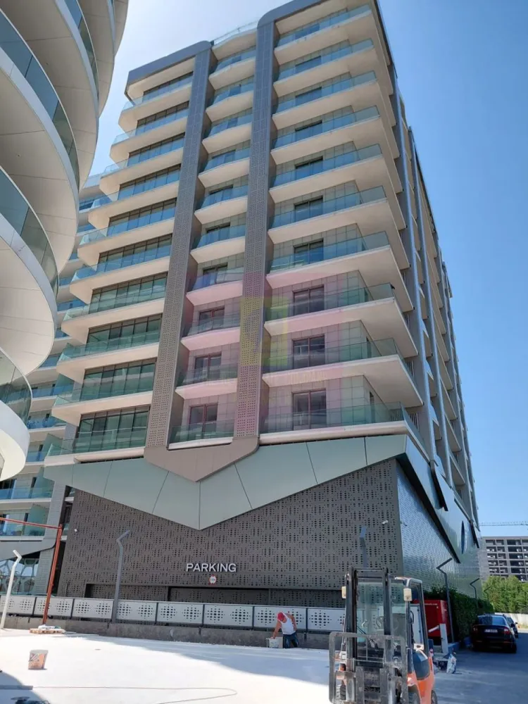 Mamaia Nord, apartament 2 camere, bloc 2024 direct pe plaja - Va oferim spre vanzare apartamente de 2 camere cu vedere la Marea Neagra in zona de lux din Mamaia Nord, la toate etajele, construit chiar pe plaja intr-un bloc nou 2024 construit cu materiale si finisaje de ultima generatie, de cea mai buna calitate, P+12, la cheie ultralux, blocul fiind terminat si finisat, pregatit gata de locuit.
Incalzirea fiecarui apartament se face cu Pompa de Caldura la curent, incalzire in pardoseala, aeroconvectoare pentru climatizare, sunt prevazute cu 2 grupuri sanitare cu cabina de dus in ambele bai, terasa mare cu vedere la mare pe ambele camere, termopan, gresie, faianta, usa metalica. Bucataria este open in living. Blocul este racordat la canalizarea orasului, nu fosa septica.
Suplimentar locuri de parcare acoperite la mezanin si etajul I.
Blocul are piscina exterioara si doua sali de fitness gratuite pentru rezidentii blocului. 
La intrarea in complex este bariera cu telecomanda.
Pentru detalii suplimentare si vizionari contactati agentul Dona Camelia 0733683461.