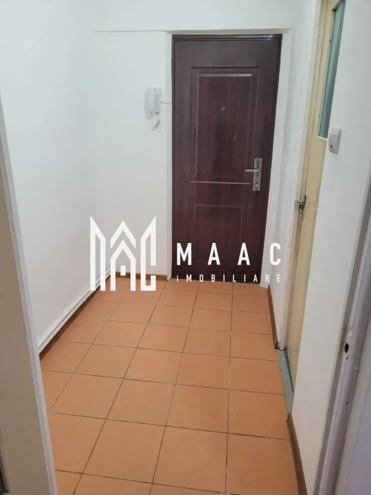 Garsoniera | Doctor Hacman | Etaj 3 - Garsonieră de vânzare – Zona Nord, Strada Doctor Hacman | 43.000 €
Agentie: MAAC Imobiliare

MAAC Imobiliare vă propune spre vânzare o garsonieră luminoasă, situată într-o zonă liniștită și verde din Zona Nord, pe strada Doctor Hacman. Imobilul se află la etajul 3, într-un bloc curat și bine întreținut, beneficiind de o suprafață totală de 26 mp și de un balcon open-space ideal pentru relaxare.

Garsoniera se vinde nemobilată, oferind noului proprietar posibilitatea de a o amenaja după propriul gust. Finisajele sunt clasice, iar compartimentarea este eficientă, potrivită atât pentru locuit, cât și pentru investiție în scop de închiriere.

Avantaje și localizare:

* Zonă liniștită, cu spații verzi;
* În proximitate: grădinițe, școli, centre comerciale, mijloace de transport;
* Acces rapid către punctele de interes din oraș.

Preț: 43.000 €

Pentru mai multe informații sau programarea unei vizionări, contactați MAAC Imobiliare.
id: CP2786572 - SP