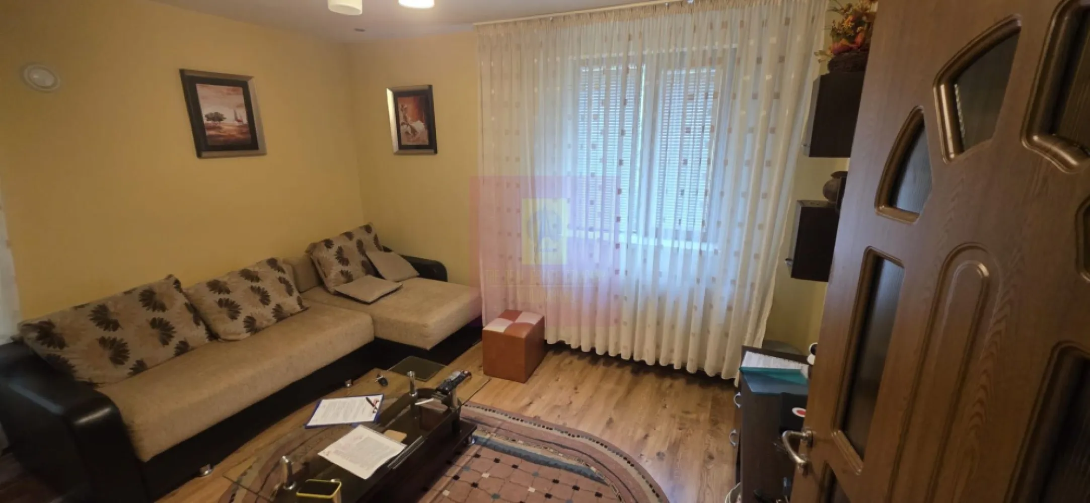 Apartament cu 2 camere de vanzare in Sinaia - Apartament cu 2 camere de vânzare în Sinaia – etaj 1, loc de parcare inclus și vedere către Munții Baiului

Agenția Imobiliară Mervani vă propune spre vânzare un apartament cu 2 camere în Sinaia, o proprietate modernă, situată într-o zonă apreciată, aproape de zona centrală a stațiunii. 

Apartamentul este amplasat la etajul 1 și are o suprafață de 42 mp, fiind compartimentat eficient: hol de acces, dormitor, cameră de zi luminoasă, baie cu duș și balcon spațios.

Balconul generos oferă o priveliște frumoasă asupra Munților Baiului și creează un spațiu ideal pentru relaxare, unde vă puteți bucura de liniștea zonei și de aerul curat de munte.

Un beneficiu suplimentar al proprietății îl reprezintă terasa situată în spatele blocului, un spațiu ce poate fi amenajat ca zonă verde cu flori și plante decorative în ghivece, devenind un loc plăcut pentru petrecerea timpului liber.

Apartamentul beneficiază de finisaje moderne și se vinde complet mobilat și utilat, fiind pregătit pentru locuire imediată sau utilizare ca apartament de vacanță.

Construcția este realizată pe structură de beton armat și cărămidă Porotherm, cu termoizolație exterioară din polistiren, asigurând confort și eficiență termică. Tâmplăria este din PVC cu geam termopan.

Proprietatea dispune de un loc de parcare inclus, un avantaj important pentru confortul viitorului proprietar.

Datorită amplasării aproape de zona centrală, priveliștii către munte și dotărilor oferite, apartamentul reprezintă o alegere excelentă pentru cei care caută o locuință modernă în Sinaia, o casă de vacanță sau o investiție cu potențial de închiriere.

Avantaje proprietate:

 Apartament cu 2 camere în Sinaia
 Suprafață 42 mp
 Etaj 1
 Loc de parcare inclus
 Balcon spațios cu vedere către Munții Baiului
 Terasă pentru amenajarea unei zone verzi
 Mobilat și utilat
 Finisaje moderne
 Construcție din beton armat și cărămidă Porotherm
 Termoizolație exterioară cu polistiren
 Tâmplărie PVC cu geam termopan
 Aproape de zona centrală
 Potrivit pentru locuință permanentă, vacanță sau investiție

Proprietate listată de Agenția Imobiliară Mervani.
Telefon contact: 0729.935.536