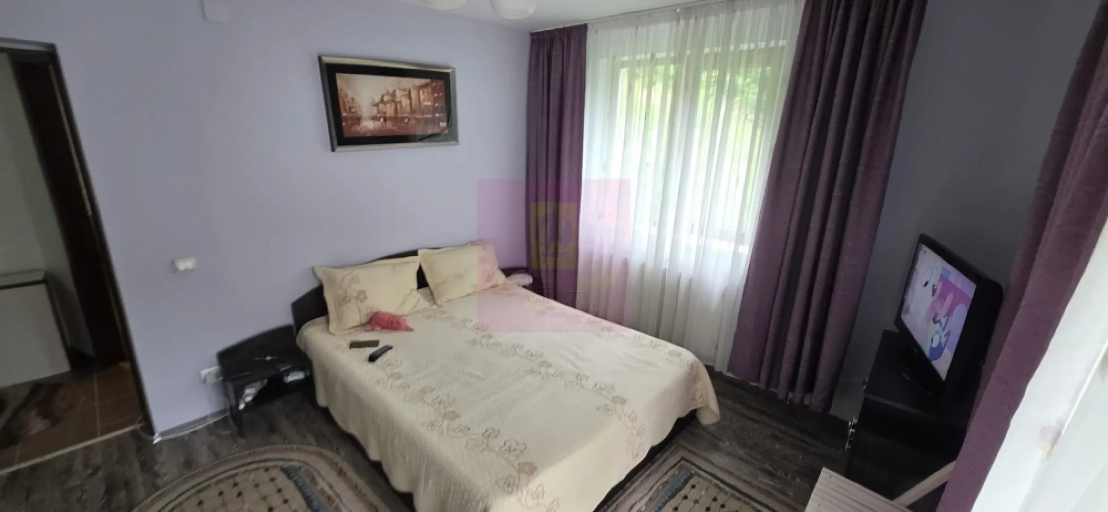 Apartament cu 2 camere de vanzare in Sinaia - Apartament cu 2 camere de vânzare în Sinaia – etaj 1, loc de parcare inclus și vedere către Munții Baiului

Agenția Imobiliară Mervani vă propune spre vânzare un apartament cu 2 camere în Sinaia, o proprietate modernă, situată într-o zonă apreciată, aproape de zona centrală a stațiunii. 

Apartamentul este amplasat la etajul 1 și are o suprafață de 42 mp, fiind compartimentat eficient: hol de acces, dormitor, cameră de zi luminoasă, baie cu duș și balcon spațios.

Balconul generos oferă o priveliște frumoasă asupra Munților Baiului și creează un spațiu ideal pentru relaxare, unde vă puteți bucura de liniștea zonei și de aerul curat de munte.

Un beneficiu suplimentar al proprietății îl reprezintă terasa situată în spatele blocului, un spațiu ce poate fi amenajat ca zonă verde cu flori și plante decorative în ghivece, devenind un loc plăcut pentru petrecerea timpului liber.

Apartamentul beneficiază de finisaje moderne și se vinde complet mobilat și utilat, fiind pregătit pentru locuire imediată sau utilizare ca apartament de vacanță.

Construcția este realizată pe structură de beton armat și cărămidă Porotherm, cu termoizolație exterioară din polistiren, asigurând confort și eficiență termică. Tâmplăria este din PVC cu geam termopan.

Proprietatea dispune de un loc de parcare inclus, un avantaj important pentru confortul viitorului proprietar.

Datorită amplasării aproape de zona centrală, priveliștii către munte și dotărilor oferite, apartamentul reprezintă o alegere excelentă pentru cei care caută o locuință modernă în Sinaia, o casă de vacanță sau o investiție cu potențial de închiriere.

Avantaje proprietate:

 Apartament cu 2 camere în Sinaia
 Suprafață 42 mp
 Etaj 1
 Loc de parcare inclus
 Balcon spațios cu vedere către Munții Baiului
 Terasă pentru amenajarea unei zone verzi
 Mobilat și utilat
 Finisaje moderne
 Construcție din beton armat și cărămidă Porotherm
 Termoizolație exterioară cu polistiren
 Tâmplărie PVC cu geam termopan
 Aproape de zona centrală
 Potrivit pentru locuință permanentă, vacanță sau investiție

Proprietate listată de Agenția Imobiliară Mervani.
Telefon contact: 0729.935.536