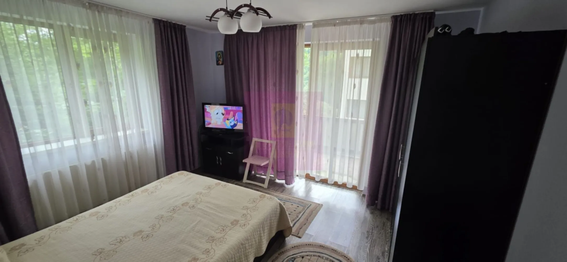 Apartament cu 2 camere de vanzare in Sinaia - Apartament cu 2 camere de vânzare în Sinaia – etaj 1, loc de parcare inclus și vedere către Munții Baiului

Agenția Imobiliară Mervani vă propune spre vânzare un apartament cu 2 camere în Sinaia, o proprietate modernă, situată într-o zonă apreciată, aproape de zona centrală a stațiunii. 

Apartamentul este amplasat la etajul 1 și are o suprafață de 42 mp, fiind compartimentat eficient: hol de acces, dormitor, cameră de zi luminoasă, baie cu duș și balcon spațios.

Balconul generos oferă o priveliște frumoasă asupra Munților Baiului și creează un spațiu ideal pentru relaxare, unde vă puteți bucura de liniștea zonei și de aerul curat de munte.

Un beneficiu suplimentar al proprietății îl reprezintă terasa situată în spatele blocului, un spațiu ce poate fi amenajat ca zonă verde cu flori și plante decorative în ghivece, devenind un loc plăcut pentru petrecerea timpului liber.

Apartamentul beneficiază de finisaje moderne și se vinde complet mobilat și utilat, fiind pregătit pentru locuire imediată sau utilizare ca apartament de vacanță.

Construcția este realizată pe structură de beton armat și cărămidă Porotherm, cu termoizolație exterioară din polistiren, asigurând confort și eficiență termică. Tâmplăria este din PVC cu geam termopan.

Proprietatea dispune de un loc de parcare inclus, un avantaj important pentru confortul viitorului proprietar.

Datorită amplasării aproape de zona centrală, priveliștii către munte și dotărilor oferite, apartamentul reprezintă o alegere excelentă pentru cei care caută o locuință modernă în Sinaia, o casă de vacanță sau o investiție cu potențial de închiriere.

Avantaje proprietate:

 Apartament cu 2 camere în Sinaia
 Suprafață 42 mp
 Etaj 1
 Loc de parcare inclus
 Balcon spațios cu vedere către Munții Baiului
 Terasă pentru amenajarea unei zone verzi
 Mobilat și utilat
 Finisaje moderne
 Construcție din beton armat și cărămidă Porotherm
 Termoizolație exterioară cu polistiren
 Tâmplărie PVC cu geam termopan
 Aproape de zona centrală
 Potrivit pentru locuință permanentă, vacanță sau investiție

Proprietate listată de Agenția Imobiliară Mervani.
Telefon contact: 0729.935.536