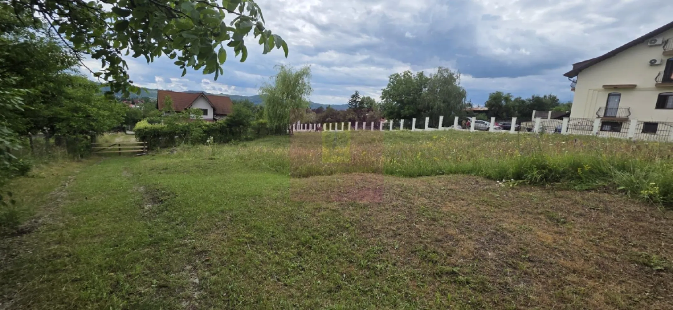 Teren de vanzare in Campina, Muscel - Teren intravilan de vânzare în Câmpina – Zona Muscel | 871 mp | Priveliște superbă

Agenția Imobiliară Mervani vă propune spre vânzare un teren intravilan situat în municipiul Câmpina, în zona Muscel – una dintre cele mai apreciate și căutate zone rezidențiale, recunoscută pentru liniște, aer curat și peisajele deosebite.

Proprietatea are o suprafață de 871 mp, la care se adaugă cotă parte din drumul de acces, fiind o alegere ideală pentru construirea unei case de vacanță sau a unei locuințe permanente într-un cadru natural deosebit.

Amplasarea pe Dealul Muscel oferă terenului un avantaj aparte: intimitate, panoramă spectaculoasă și deschidere către natură. Datorită poziției și înclinației naturale, viitoarea construcție poate beneficia de o arhitectură modernă, cu terase și suprafețe vitrate orientate către priveliște.

Accesul se realizează din strada publică asfaltată pe un drum de pământ privat, unde sunt amplasate 4 loturi de teren, primul lot fiind deja construit.

La strada principală se regăsesc toate utilitățile necesare:
- apă
- gaze naturale
- energie electrică
- canalizare
- CATV și internet

Zona Muscel este apreciată pentru vilele și casele deosebite, fiind una dintre zonele premium ale orașului Câmpina, potrivită pentru cei care caută liniște, confort și apropiere de natură.

O proprietate cu potențial ridicat, ideală pentru o casă cu vedere panoramică într-una dintre cele mai frumoase zone ale Câmpinei.
Agentia Imobiliara Mervani - 0729.935.536