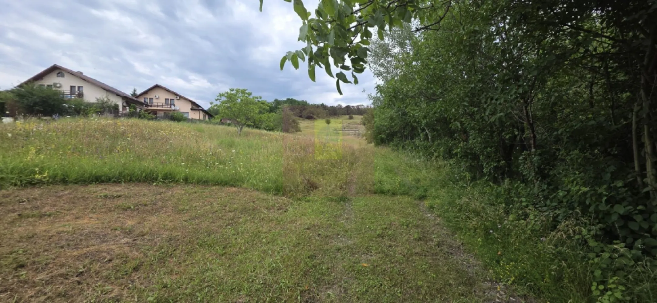 Teren de vanzare in Campina, Muscel - Teren intravilan de vânzare în Câmpina – Zona Muscel | 871 mp | Priveliște superbă

Agenția Imobiliară Mervani vă propune spre vânzare un teren intravilan situat în municipiul Câmpina, în zona Muscel – una dintre cele mai apreciate și căutate zone rezidențiale, recunoscută pentru liniște, aer curat și peisajele deosebite.

Proprietatea are o suprafață de 871 mp, la care se adaugă cotă parte din drumul de acces, fiind o alegere ideală pentru construirea unei case de vacanță sau a unei locuințe permanente într-un cadru natural deosebit.

Amplasarea pe Dealul Muscel oferă terenului un avantaj aparte: intimitate, panoramă spectaculoasă și deschidere către natură. Datorită poziției și înclinației naturale, viitoarea construcție poate beneficia de o arhitectură modernă, cu terase și suprafețe vitrate orientate către priveliște.

Accesul se realizează din strada publică asfaltată pe un drum de pământ privat, unde sunt amplasate 4 loturi de teren, primul lot fiind deja construit.

La strada principală se regăsesc toate utilitățile necesare:
- apă
- gaze naturale
- energie electrică
- canalizare
- CATV și internet

Zona Muscel este apreciată pentru vilele și casele deosebite, fiind una dintre zonele premium ale orașului Câmpina, potrivită pentru cei care caută liniște, confort și apropiere de natură.

O proprietate cu potențial ridicat, ideală pentru o casă cu vedere panoramică într-una dintre cele mai frumoase zone ale Câmpinei.
Agentia Imobiliara Mervani - 0729.935.536